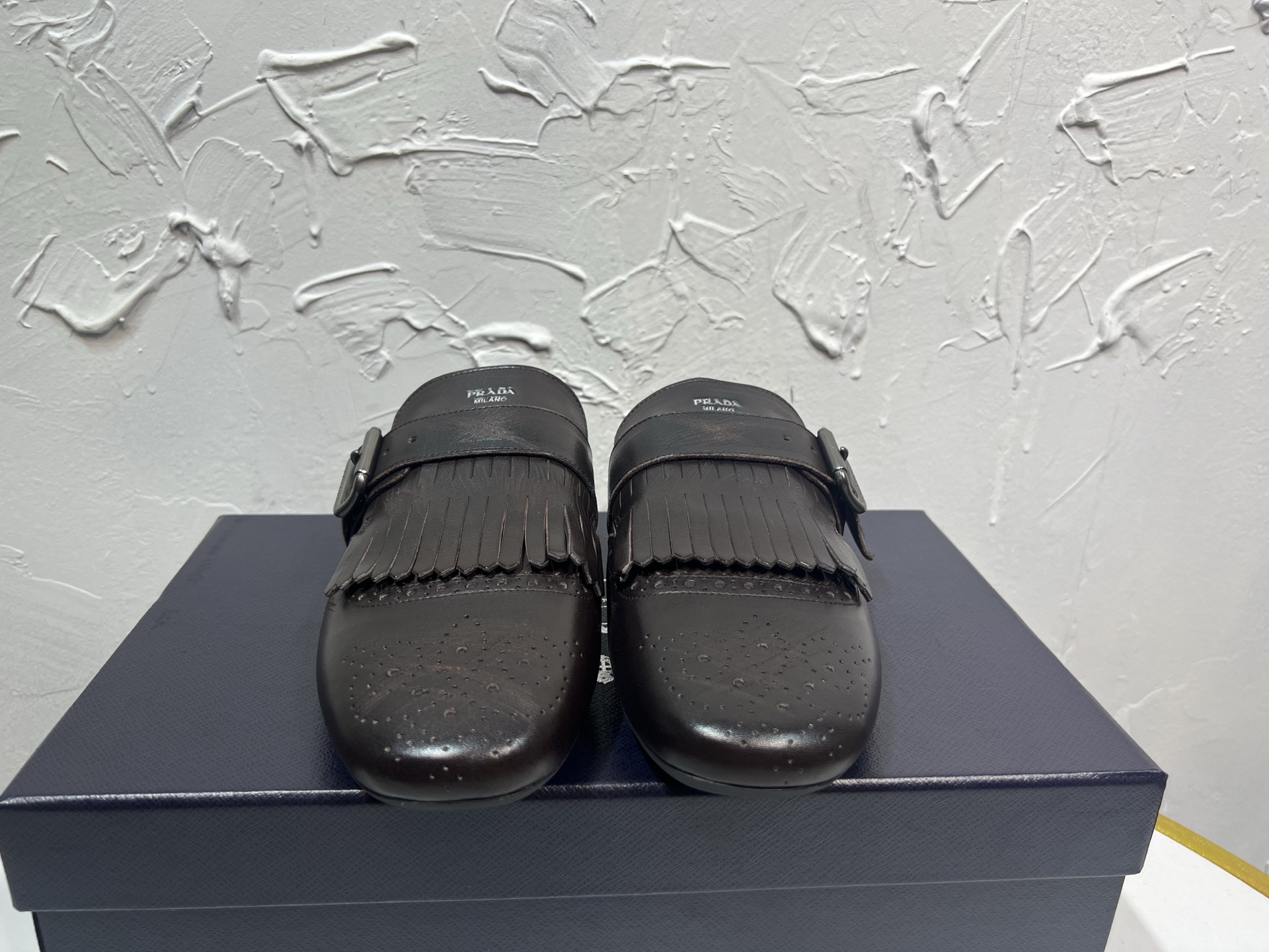 NO:264899,prada derby 2025 Spring and Autumn Latest Prada One-Pedest Retro Men's Muletto Shoes, Shuffle Tassel Trim Munk Shoes, Original One-to-One Development, Outsole One-to-One Opening, Face Cowhide, Lipstick Cowhide, Rubber Sole, Original Packaging Number 39-46, Semi-Travel, Prada, Prada, Cowhide19860909prada derby2025春秋最新款普拉达一脚蹬复古男士穆勒托鞋,Shuffle流苏饰带孟克鞋,原版一比一开发,大底一比一开模,面牛皮,里布垫脚牛皮,橡胶底,原版包装码数39-46,半拖,prada,prada,cowhide,Women's Shoes