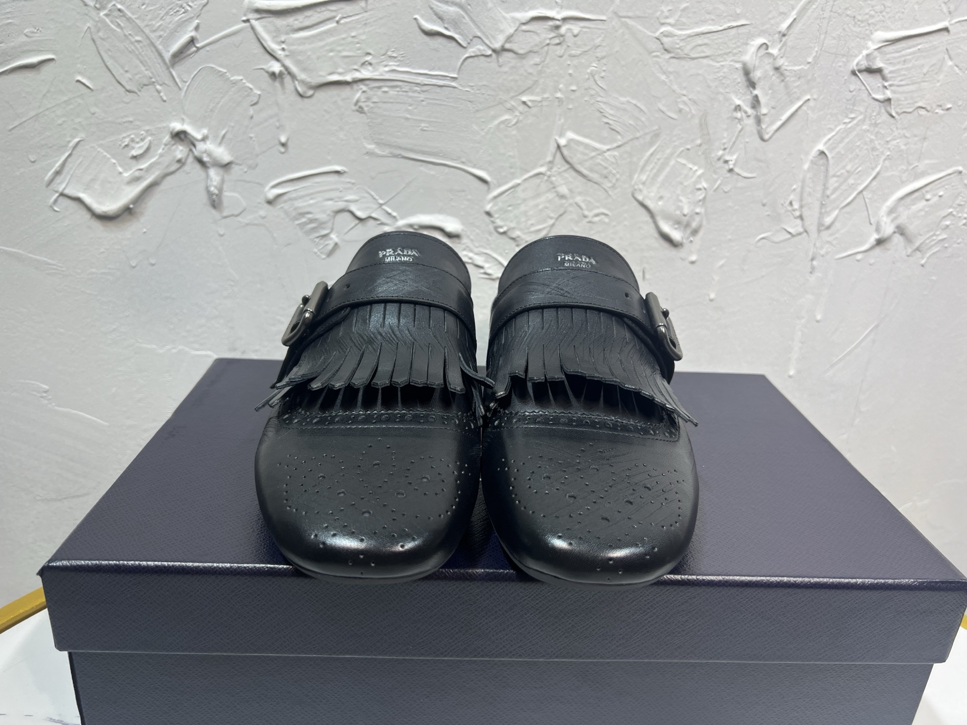 NO:264902,prada derby 2025 Spring and Autumn Latest Prada One-Stand Retro Men's Leather Shoes, Shuffle Tassel Strap Mongke Shoes, Original One-to-One Development, Outsole One-to-One Opening, Face Cowhide, Lipstick Cowhide, Rubber Sole, Original Packaging Black Brown 2 Colors, Size 39-46, Semi-Trapping, Prada, Prada, Cowhide19860909prada derby2025春秋最新款普拉达一脚蹬复古男士皮鞋,Shuffle流苏饰带孟克鞋,原版一比一开发,大底一比一开模,面牛皮,里布垫脚牛皮,橡胶底,原版包装黑棕2色,码数39-46,半拖,prada,prada,cowhide,Women's Shoes