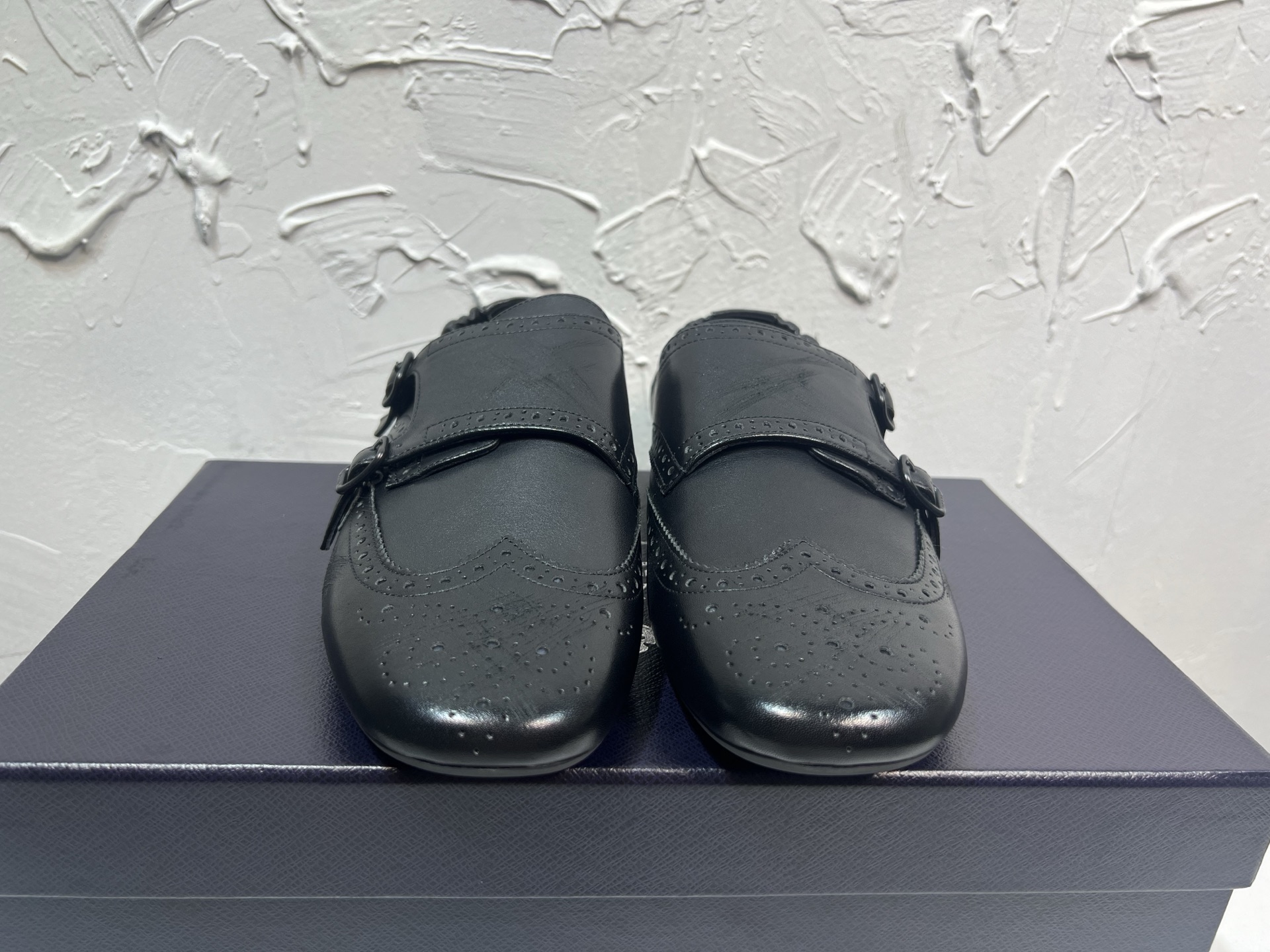 NO:264907,prada derby 2025 Spring and Autumn Latest Prada One-Step Retro Men's Leather Shoes, Shuffle Double-Button Mengke Shoes, Original One-to-One Development, Outsole One-to-One Opening, Face Cowhide, Lipstick Cowhide, Rubber Sole, Original Packaging Black Brown 2 Colors, Size 39-46, Semi-Travel, Prada, Prada, Cowhide19860909prada derby2025春秋最新款普拉达一脚蹬复古男士皮鞋,Shuffle双扣孟克鞋,原版一比一开发,大底一比一开模,面牛皮,里布垫脚牛皮,橡胶底,原版包装黑棕2色,码数39-46,半拖,prada,prada,cowhide,Women's Shoes