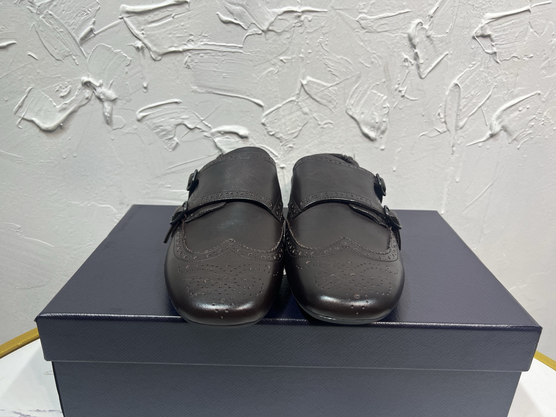 NO:264913,prada derby 2025 Spring and Autumn Latest Prada One-Step Retro Men's Leather Shoes, Shuffle Double-buckle Trim Mangke Shoes, Original One-to-One Development, Outsole One-to-One Opening, Face Cowhide, Lipstick Cowhide, Rubber Sole, Original Packaging Black Brown 2 Colors, Size 39-46, Semi-Travel, Prada, Prada, Cowhide19860909prada derby2025春秋最新款普拉达一脚蹬复古男士皮鞋,Shuffle双扣饰带孟克鞋,原版一比一开发,大底一比一开模,面牛皮,里布垫脚牛皮,橡胶底,原版包装黑棕2色,码数39-46,半拖,prada,prada,cowhide,Women's Shoes