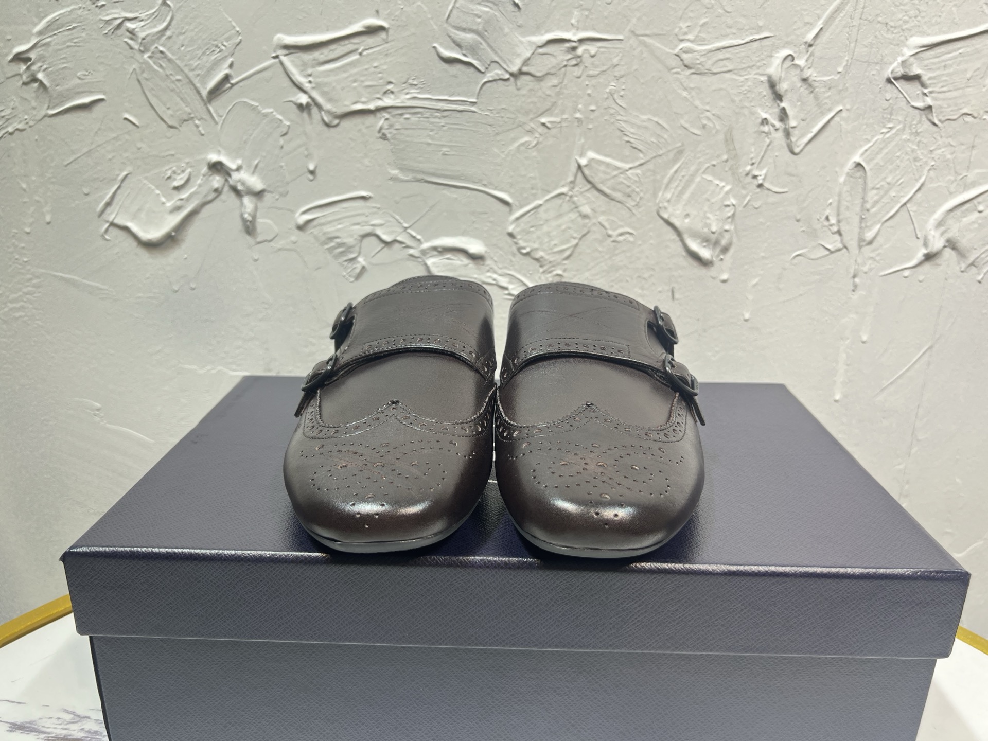 NO:264916,prada derby 2025 Spring and Autumn Latest Prada One-Pedest Retro Men's Muletto Shoes, Shuffle Double-buckle Mengke Shoes, Original One-to-One Development, Outsole One-to-One Opening, Face Cowhide, Lipstick Cowhide, Rubber Sole, Black Brown 2 Colors Original Packaging Number 39-46, Semi-Travel, Prada, Prada, Cowhide19860909prada derby2025春秋最新款普拉达一脚蹬复古男士穆勒托鞋,Shuffle双扣孟克鞋,原版一比一开发,大底一比一开模,面牛皮,里布垫脚牛皮,橡胶底,黑棕2色原版包装码数39-46,半拖,prada,prada,cowhide,Women's Shoes