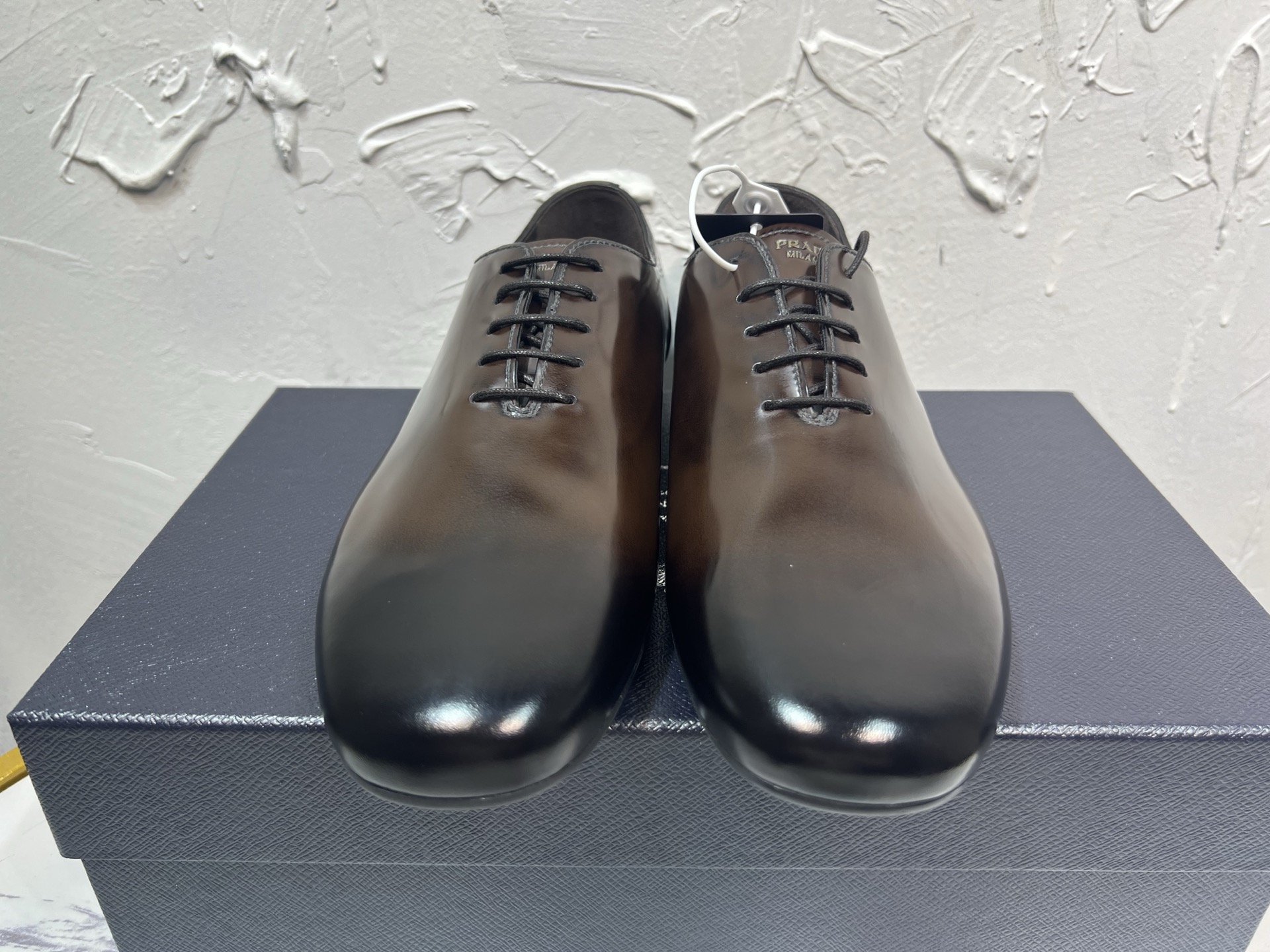NO:407143,prada derby 2025 Spring and Autumn Latest Pula lace-up classic retro men's glossy leather shoes, Shuffle double-buckle Mengke shoes, original one-to-one development, outsole one-to-one mold opening, face bead cowhide, lining footbed cowhide, light rubber sole, sole height and thickness 10 mm, original packaging black brown 2 colors, size 39-46, leather shoes, prada, prada, cowhide19860909prada derby2025春秋最新款普拉系带经典复古男士亮面皮鞋,Shuffle双扣孟克鞋,原版一比一开发,大底一比一开模,面开边珠牛皮,里布垫脚牛皮,轻薄橡胶底,底高厚10毫米,原版包装黑棕2色,码数39-46,皮鞋,prada,prada,cowhide,Women's Shoes