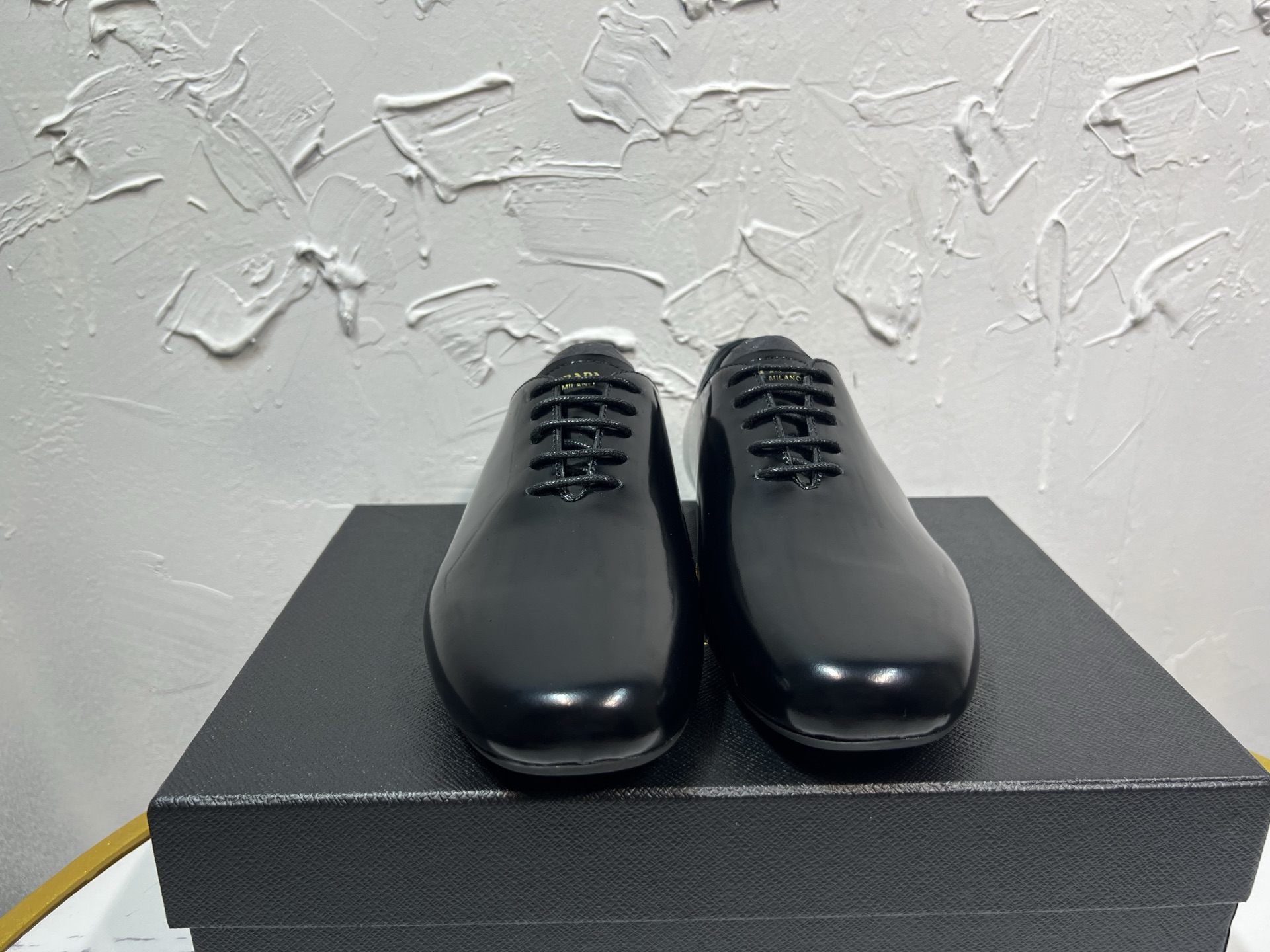 NO:407147,prada derby 2025 Spring and Autumn Latest Prada Lace-up Classic Retro Men's Glossy Leather Shoes, Shuffle Double-buckle Mengke Shoes, Original One-to-One Development, Outsole One-to-One Opening, Face-Opening Beaded Cowhide, Lipstick Cowhide, Light Rubber Sole, Sole Height and Thick 10mm, Original Packaging Black Brown 2 Colors, Size 39-46, Leather Shoes, Prada, Prada, Cowhide19860909prada derby2025春秋最新款普拉达系带经典复古男士亮面皮鞋,Shuffle双扣孟克鞋,原版一比一开发,大底一比一开模,面开边珠牛皮,里布垫脚牛皮,轻薄橡胶底,底高厚10毫米,原版包装黑棕2色,码数39-46,皮鞋,prada,prada,cowhide,Women's Shoes