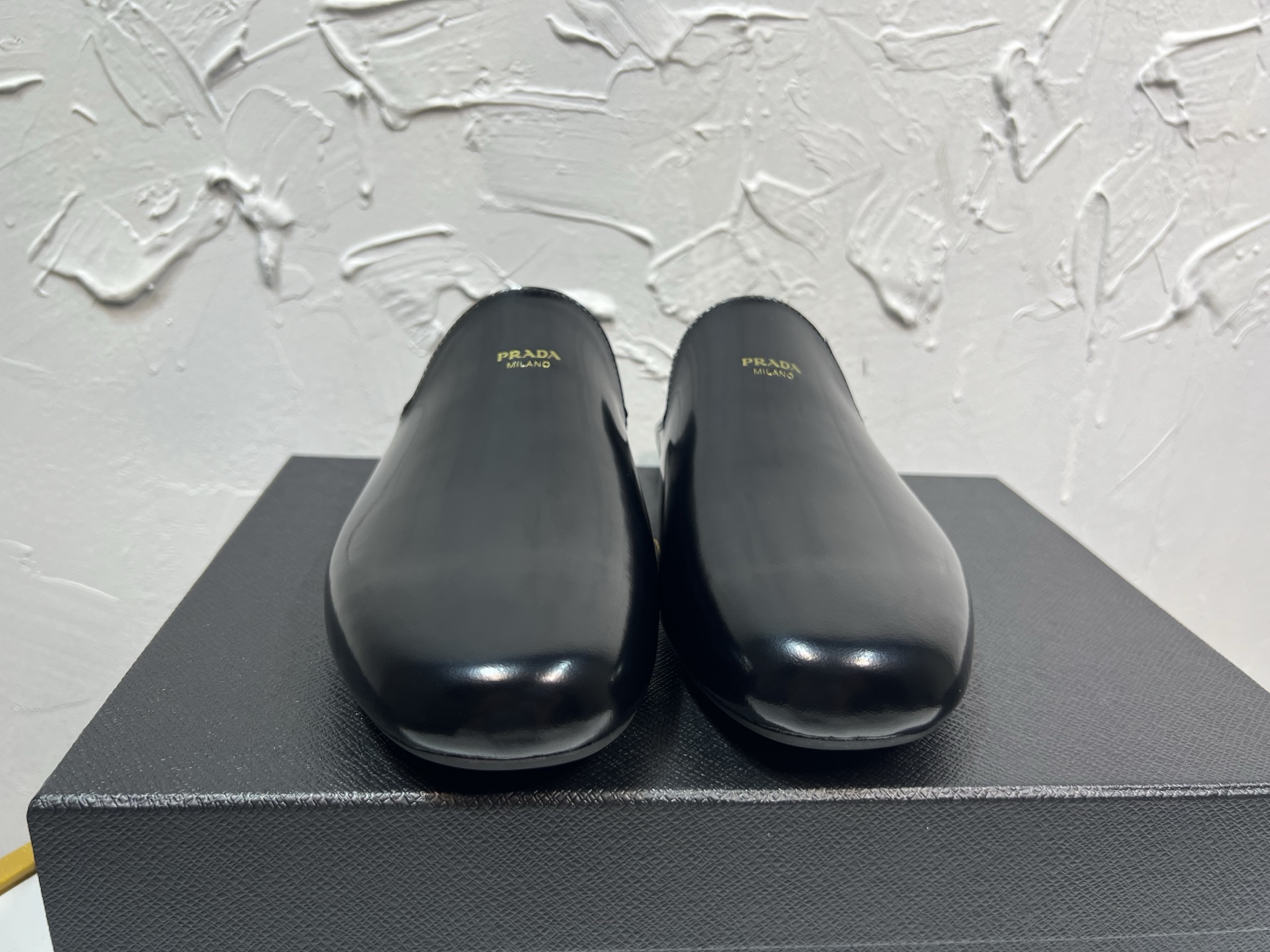 NO:407155,prada derby 2025 Spring and Autumn Latest Prada retro men's bright leather slippers, Shuffle bag-toe hollow mules, original one-to-one development, outsole one-to-one mold opening, imported edge beads, lining footbed cowhide, light rubber sole, 10mm thick, black brown 2 colors original packaging number 39-46, leather shoes, prada, prada, slippers, cowhide19860909prada derby2025春秋最新款普拉达复古男士亮皮拖鞋,Shuffle包头镂空穆勒鞋,原版一比一开发,大底一比一开模,进口开边珠,里布垫脚牛皮,轻薄橡胶底,底厚10毫米,黑棕2色原版包装码数39-46,皮鞋,prada,prada,slippers,cowhide,Women's Shoes