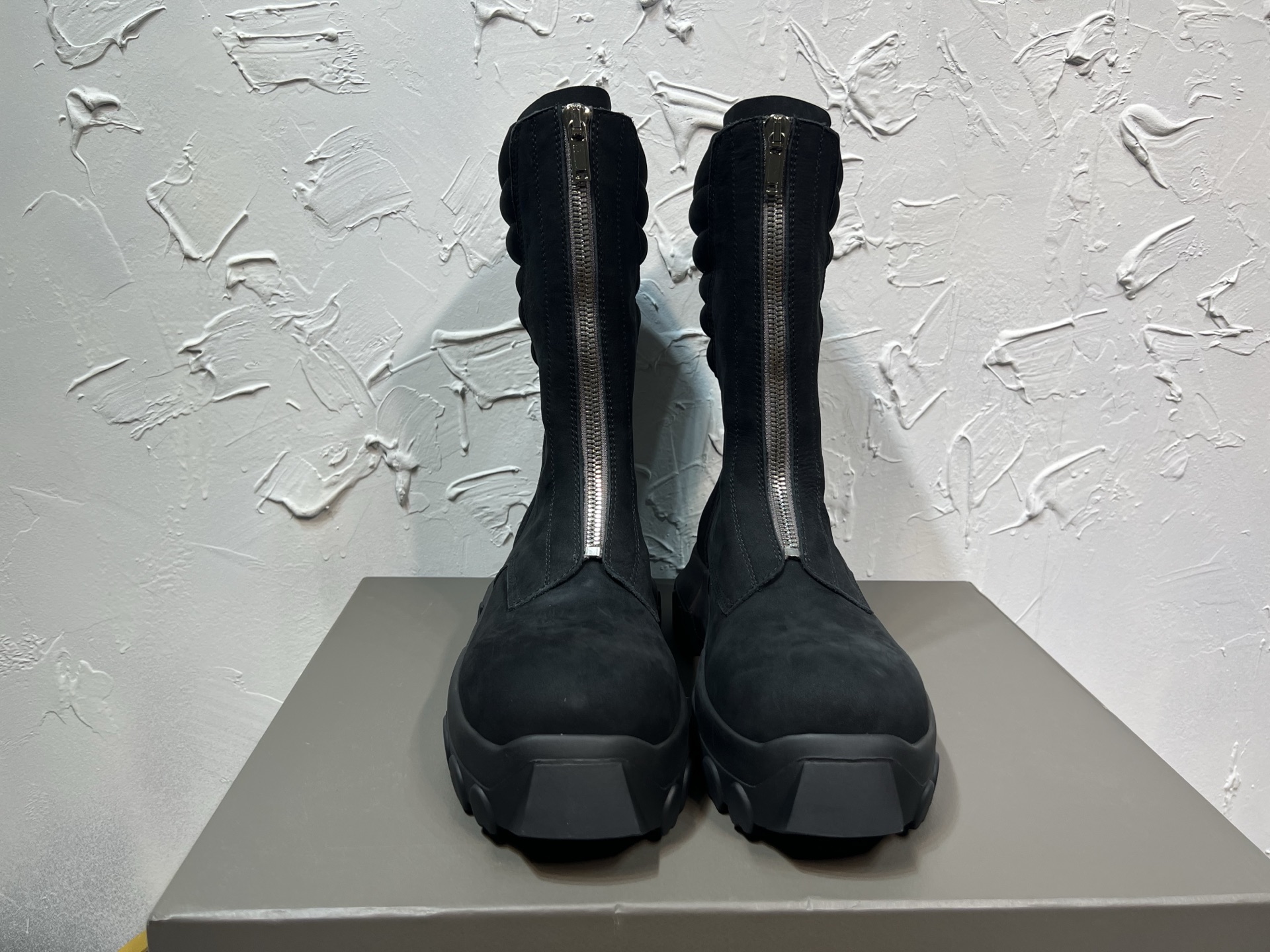 NO:574805,The latest RICK OWENS black Porterville Army Mege Tracror men's boots, the original version is developed one to one, the outsole is molded one to one, the surface is imported cowhide, the lining is cowhide, the original packaging size is 39-46,,boots,cowhide19860909最新款RICK OWENS黑色porterville Army Mege Tracror中通男靴,原版一比一开发,大底一比一开模,面进口牛皮,里垫脚牛皮,原版包装码数39-46码,,boots,cowhide,Men's shoes