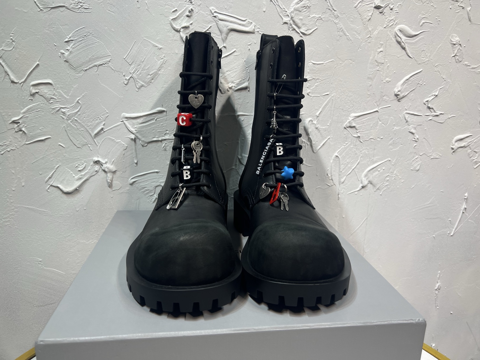 NO:615123,The latest 2025 BALENCIAGA new product HUMMER men's boots, lace-up zipper pendant buckle boots, slightly asymmetrical round-toe shoes, purchased original demolition, developed one to one, outsole one to one molding, imported black matte cow leather fabric  , lining cowhide, foot padding cowhide, outsole original material tpu coarse tooth outsole, original full set of packaging code number 39-46, boots loafers, balenciaga, balenciaga, loafers, boots, cowhide19860909最新2025BALENCIAGA巴黎世家新品HUMMER男士靴子,系带拉链吊坠饰扣靴,鞋头轻度不对称圆头鞋,购入原版爆拆,一比一开发,大底一比一开模,面料进口黑色哑光牛皮革,里牛皮,垫脚牛皮,大底原版材质tpu粗齿外底,原版全套包装码数39-46,靴子乐福鞋,balenciaga,balenciaga,loafers,boots,cowhide,Women's Shoes