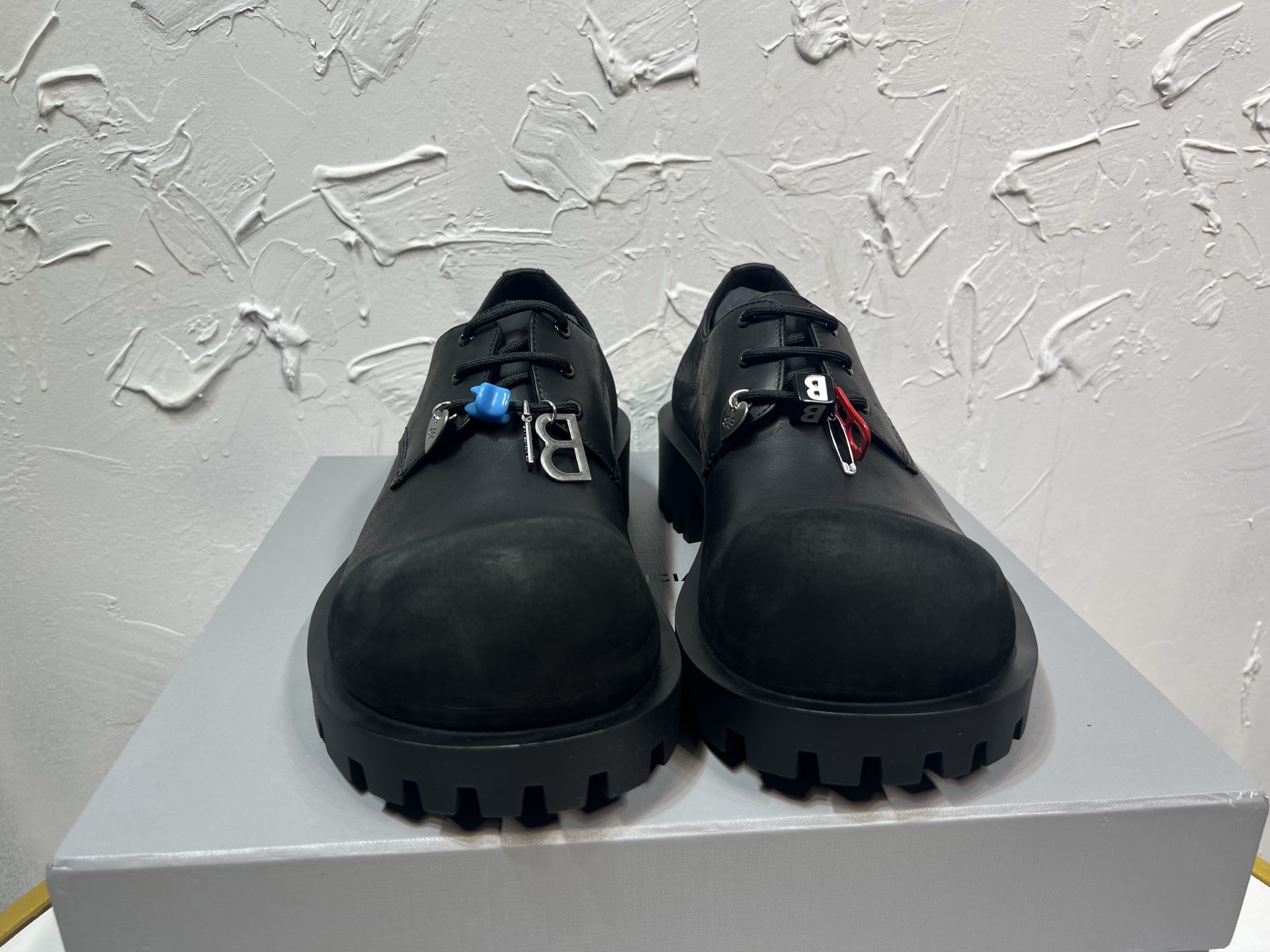 NO:615129,The latest 2025 BALENCIAGA new product HUMMER men's shoes, lace-up zipper pendant buckle shoes, slightly asymmetrical round-toe shoes, purchased original demolition, developed one to one, outsole one to one molding, imported black matte cow leather fabric  , lining cowhide, foot padding cowhide, outsole original material tpu coarse tooth outsole, original full set of packaging code number 39-46, boots loafers, balenciaga, balenciaga, loafers, boots, cowhide19860909最新2025BALENCIAGA巴黎世家新品HUMMER男士鞋,系带拉链吊坠饰扣单鞋,鞋头轻度不对称圆头鞋,购入原版爆拆,一比一开发,大底一比一开模,面料进口黑色哑光牛皮革,里牛皮,垫脚牛皮,大底原版材质tpu粗齿外底,原版全套包装码数39-46,靴子乐福鞋,balenciaga,balenciaga,loafers,boots,cowhide,Women's Shoes