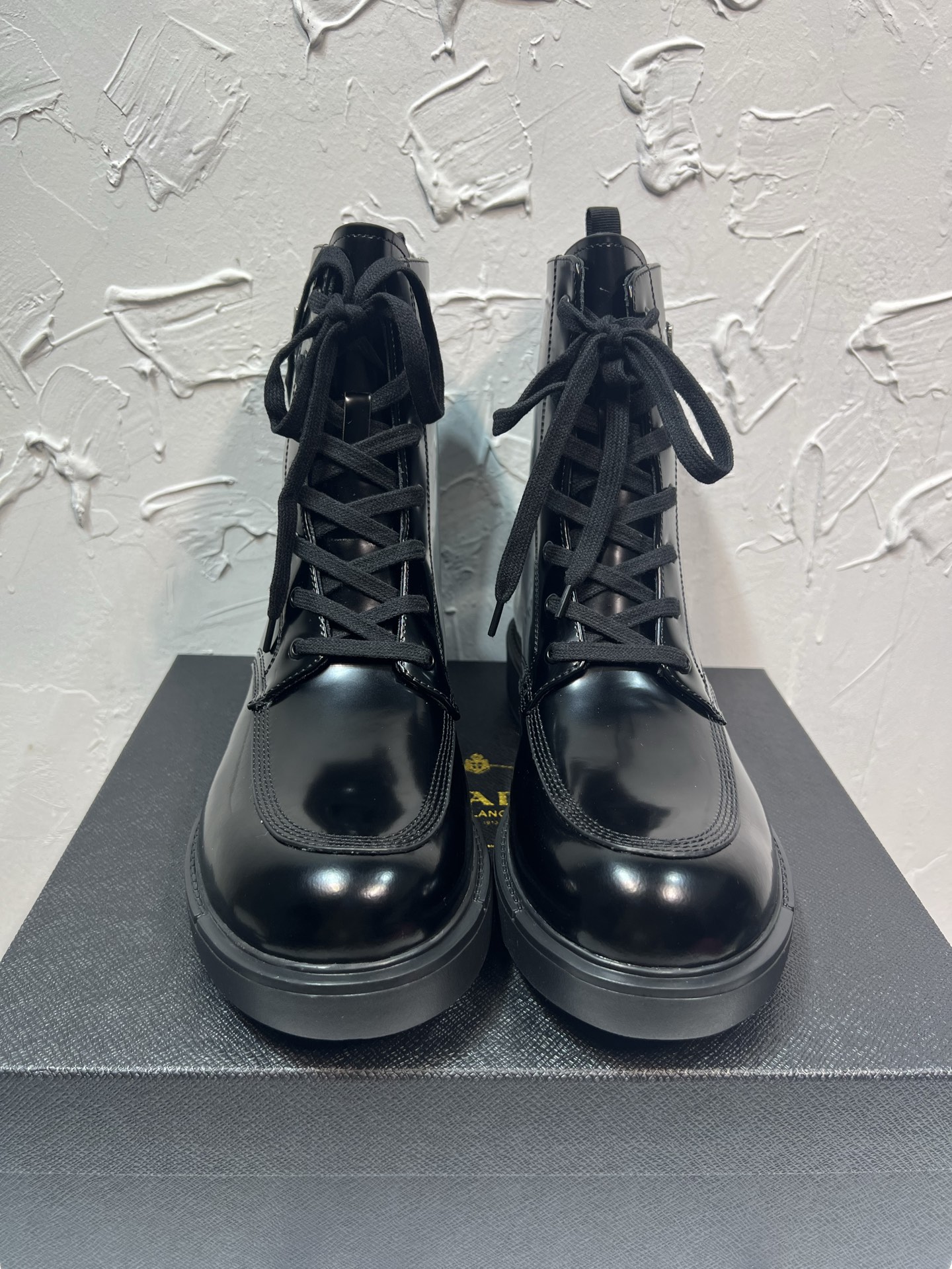 NO:615135,The latest Prada lace-up boots, micro-marked glossy round toe splicing knight short boots, purchased the original one to one development, the outsole is one to one private molding, the fabric is made of imported open edge beads, lining cowhide, foot padding cowhide, sole height 5cm, outsole original rubber foam sole, size 39-45, boots loafers, prada, prada, loafers, boots, cowhide19860909最新款prada普拉达系带靴,微标亮面圆头拼接骑士短靴,购入原版一比一开发,大底一比一私家开模,面料采用进口开边珠,内里牛皮,垫脚牛皮,底高5cm,大底原版橡胶发泡底,码数39-45,靴子乐福鞋,prada,prada,loafers,boots,cowhide,Women's Shoes