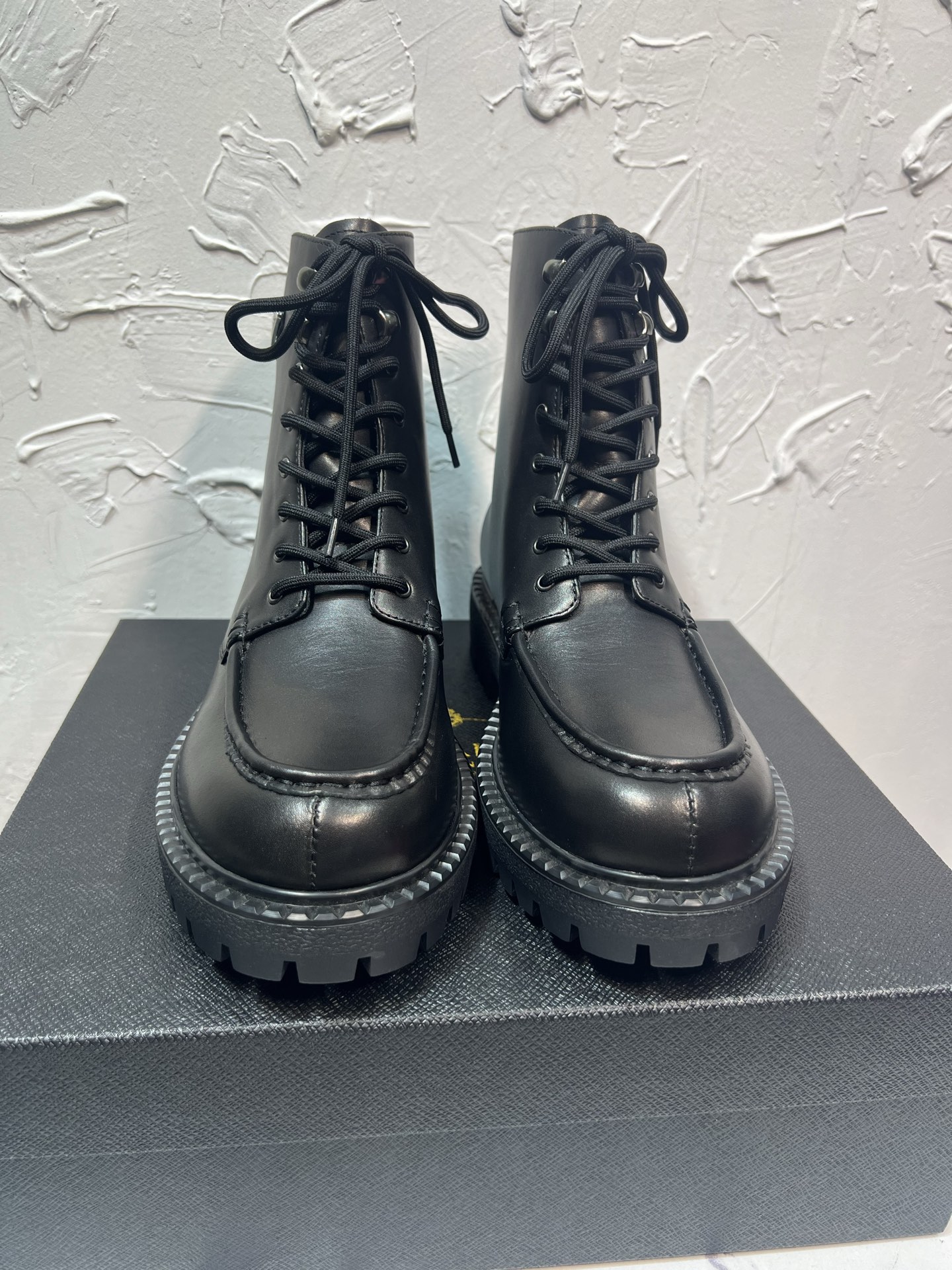 NO:615141,The latest Prada lace-up boots, micro-label cowhide surface round toe splicing bold knight short boots, purchased the original one to one development, the outsole one to one private molding, the fabric is imported cowhide surface, cowhide lining, foot leather, sole height 5cm, rubber sole, size 39-45, boots loafers, prada, prada, loafers, boots, cowhide19860909最新款prada普拉达系带靴,微标牛皮面圆头拼接胆位骑士短靴,购入原版一比一开发,大底一比一私家开模,面料采用进口牛皮面,内里牛皮,垫脚牛皮,底高5cm,橡胶底,码数39-45,靴子乐福鞋,prada,prada,loafers,boots,cowhide,Women's Shoes