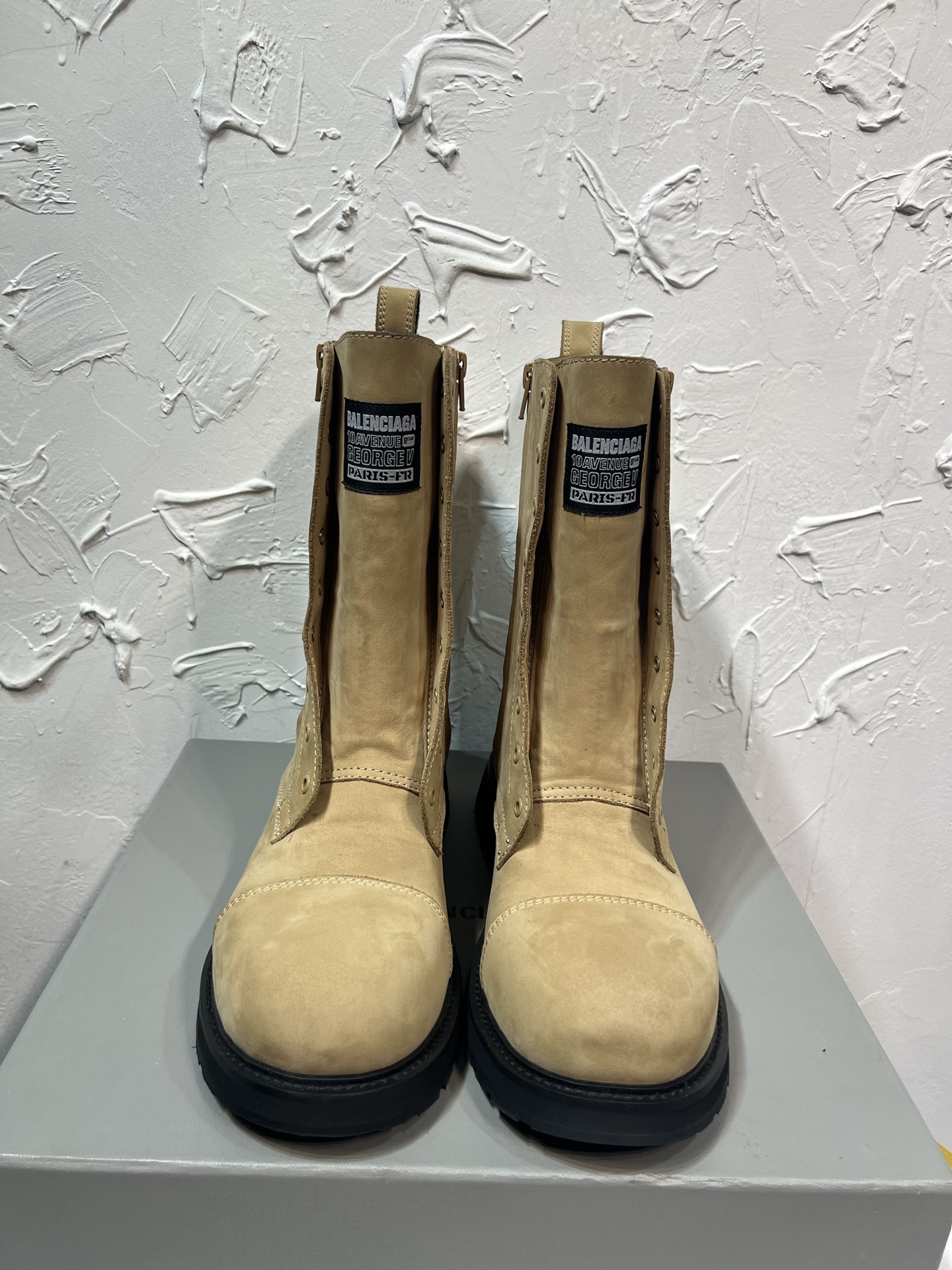 NO:615101,The latest Balenciaga Trooper round-toe knight boots, internal and external zipper closure design, equipped with reinforced seams, Paris logo embossed on the tongue, the outsole is purchased from the original one-to-one private mold, the fabric is original imported cowhide, the lining is cowhide, the outsole is TPU rubber sole, the bottom thickness is 4cm, the size is 39-46, comes with laces and is fully packaged, boots loafers, balenciaga, balenciaga, loafers, boots, cowhide19860909最新款balenciaga 巴黎世家Trooper圆头骑士靴,内外拉链闭合设计,配有加固接缝,鞋舌巴黎标志压印,大底购入原版一比一私家开模,面料原版进口牛皮,内里垫脚牛皮,大底tpu橡胶底,底厚4cm,码数39-46,配有鞋带全部套包装,靴子乐福鞋,balenciaga,balenciaga,loafers,boots,cowhide,Women's Shoes