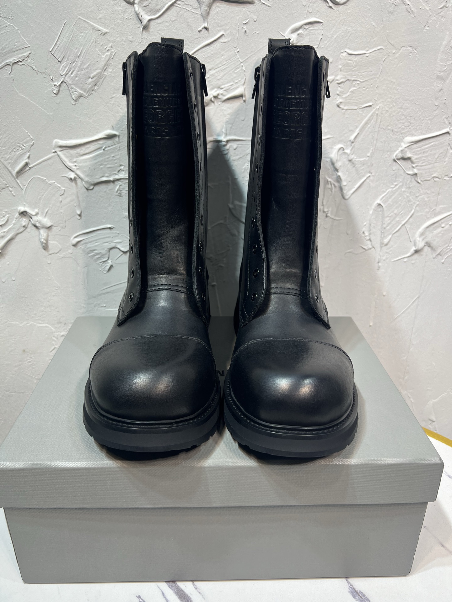 NO:615105,The latest balenciaga  Balenciaga Trooper round-toe knight boots, internal and external zipper closure design, equipped with reinforced seams, Paris logo embossed on the tongue, the outsole purchased the original one-to-one private mold, the fabric is original imported cowhide, the lining is cowhide, the outsole is tpu rubber sole, the sole thickness is 4cm, the size is 39-46, black apricot color with shoelaces all packaged, boots loafers, balenciaga, balenciaga, loafers, boots, cowhide19860909最新款balenciaga 巴黎世家Trooper圆头骑士靴,内外拉链闭合设计,配有加固接缝,鞋舌巴黎标志压印,大底购入原版一比一私家开模,面料原版进口牛皮,内里垫脚牛皮,大底tpu橡胶底,底厚4cm,码数39-46,黑色杏色配有鞋带全部套包装,靴子乐福鞋,balenciaga,balenciaga,loafers,boots,cowhide,Women's Shoes
