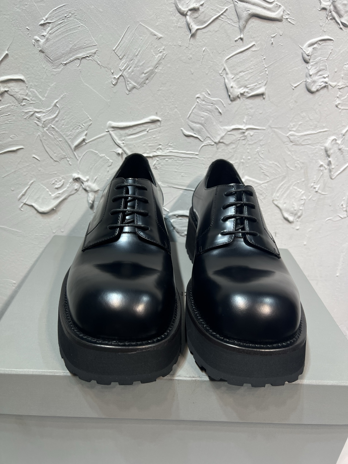 NO:680217,BALENCIAGA. Balenciaga's 2026 spring and autumn new product VENOM men's derby shoes, purchased from the original version and developed one to one, the outsole is molded one to one, the outsole has an old brand logo on the outside, open side beads. The inner padding is cowhide. The code number is 39-46,,balenciaga,balenciaga,cowhide19860909BALENCIAGA.巴黎世家2026春秋新品VENOM男士德比鞋,购入原版一比一开发,大底一比一开模,外底外测标识做旧牌,面开边珠.里垫脚牛皮.码数39-46,,balenciaga,balenciaga,cowhide,Men's shoes