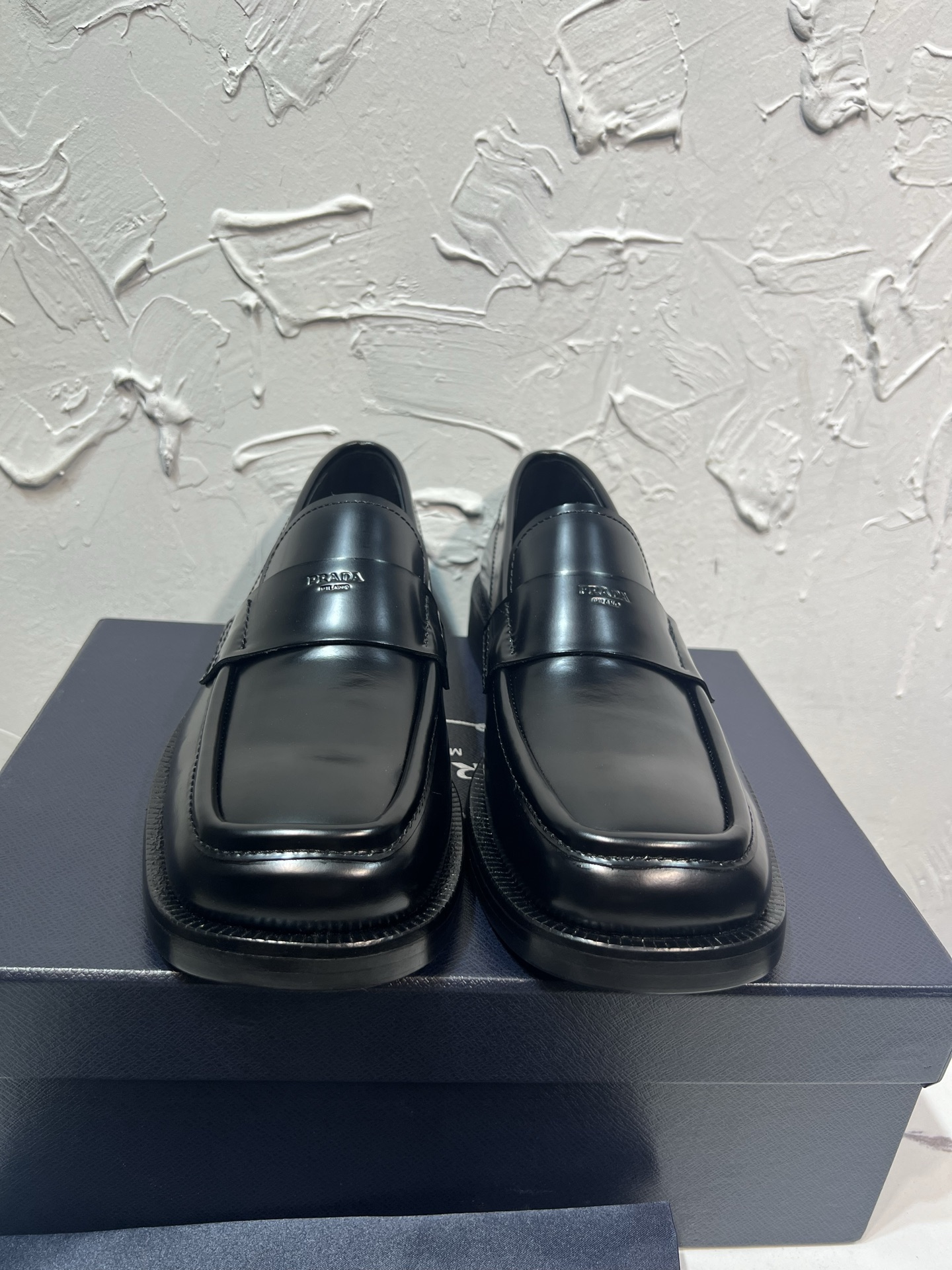 NO:680215,prada derby2026 spring and autumn new Prada glossy leather loafers, British-style slip-on business shoes, decorated with permed Prada Milano micro-label derby shoes ken, the same style, imported open-edge fabric beads, genuine leather outsole, cowhide lining, cowhide feet complete packaging code number 39-46,, prada, prada, loafers, cowhide19860909prada derby2026春秋新款普拉达亮面皮革乐福鞋,英伦风套脚商务鞋,饰有烫Prada Milano微标德比鞋ken同款,面料进口开边珠,大底真皮底,牛皮里,牛皮垫脚全套包装码数39-46,,prada,prada,loafers,cowhide,Men's shoes