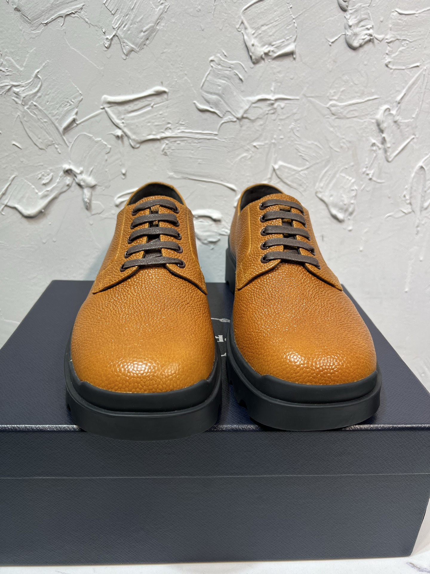 NO:680211,prada derby 2026 spring and autumn new Prada lace-up derby shoes, British business shoes, the original version is developed one to one, the outsole is molded one to one, the surface is decorated with hot Prada Milano micro logo, the fabric is grained cowhide, cowhide lining, cowhide feet, black and brown 2-color full set packaging code number 39-46,, prada, prada, cowhide19860909prada derby2026春秋新款普拉达系带德比鞋,英伦商务鞋,原版一比一开发,大底一比一开模,面饰有烫Prada Milano微标,面料粒面牛皮,牛皮里,牛皮垫脚 黑棕2色全套包装码数39-46,,prada,prada,cowhide,Men's shoes