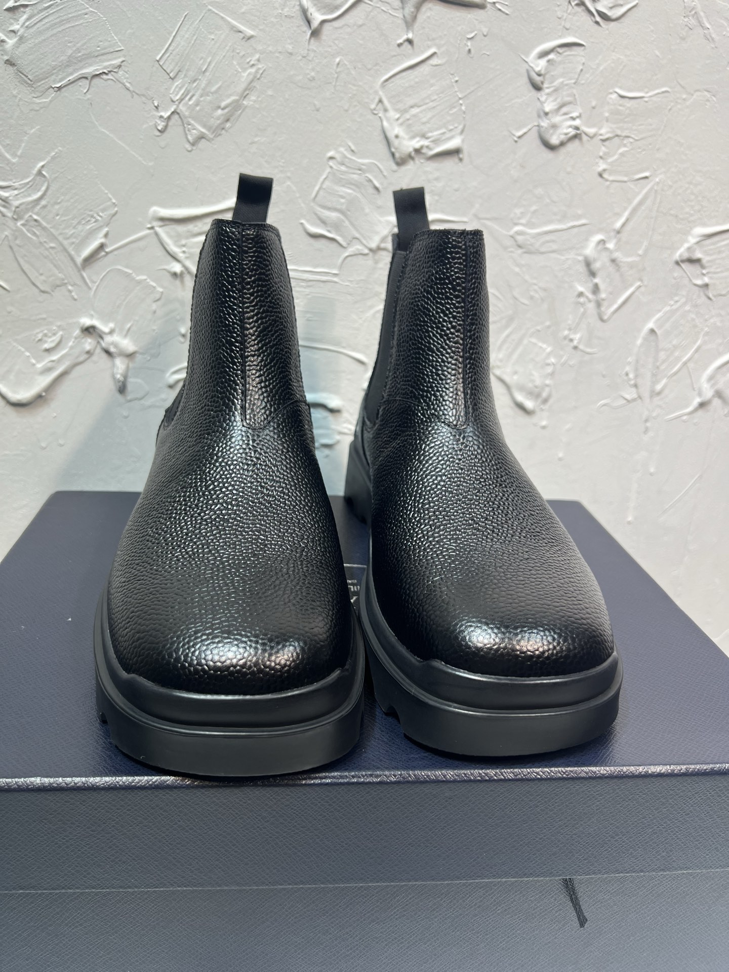 NO:897939,[Prada~] Men's casual high boots are on sale simultaneously in 2026z cabinets. Size: 39-44# 1 color. The upper is made of multi-material spliced ​​cowhide lining, which is comfortable and breathable. The original sole is comfortable and wear-resistant. The real thing is better when photographed in person. Prada, boots, cowhide19860909【普拉达～】男士休闲高靴 2026z柜同步发售 码数:39-44# 1个颜色鞋面选用多材质拼接牛皮内里,舒适透气,鞋底原版舒适耐磨大底,实物拍摄实物更赞,,prada,boots,cowhide,Men's shoes