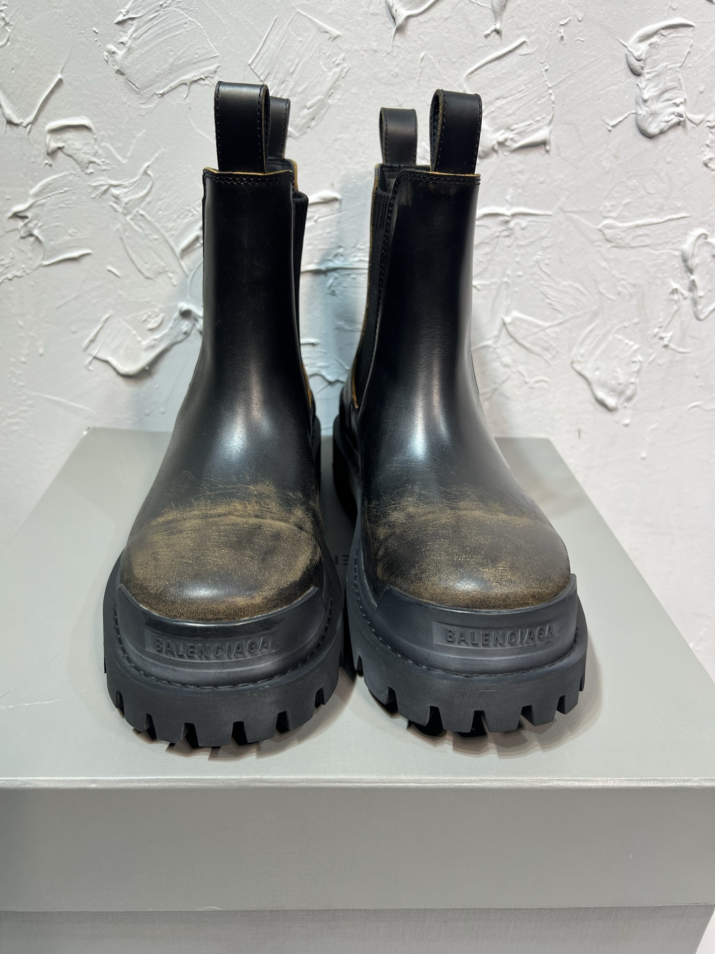 NO:729726,1996 latest model of Balenciaga COMBAT STRIKE men's boots, electric micro-label cut-out western boots, original version developed one to one, outsole one to one molded, antique and distressed craftsmanship effect  Embossed logo on the front and back, round-toe bare boots. Original jagged rubber outsole, imported cowhide on the surface, cowhide on the feet, cowhide lining, full package packaging code number 39-46 (customized code 3846),,balenciaga,balenciaga,boots,cowhide198609091996最新款巴黎世家Balenciaga COMBAT STRIKE男士靴子,电秀微标切而西靴,原版一比一开发,大底一比一开模,仿古做旧工艺效果 前后置压花logo,圆头裸靴.锯齿性原版橡胶大底,面进口牛皮,垫脚牛皮,里布牛皮,全套包装码数39-46（3846码定做）,,balenciaga,balenciaga,boots,cowhide,Men's shoes