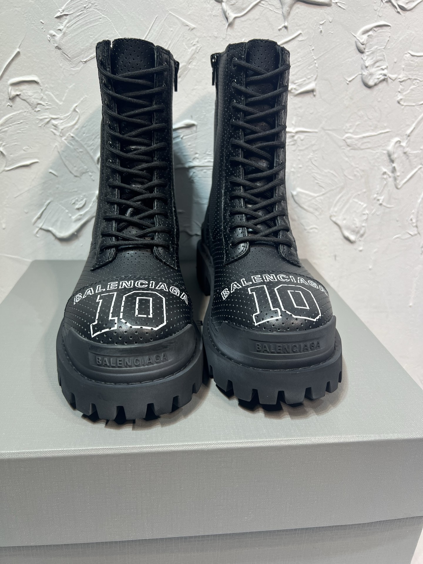 NO:729693,1996 latest model BALENCIAGA. Balenciaga NBA joint series COMBAT STRIKE men's boots StriKe black cowhide distressed retro hollow fine-grained boots, purchased from the original version and developed one to one, the outsole is molded one to one, the sole thickness is 5 cm, the front and rear heels of the sole are marked, the front is open cowhide, and the lining is cowhide. Size 39-46,,balenciaga,balenciaga,boots,cowhide198609091996最新款BALENCIAGA.巴黎世家NBA联名系列COMBAT STRIKE 男式靴子StriKe黑色牛皮做旧复古镂空细纹靴,购入原版一比一开发,大底一比一开模,底厚5厘米,鞋底前后跟标识,面开牛皮,里垫脚牛皮.码数39-46,,balenciaga,balenciaga,boots,cowhide,Men's shoes