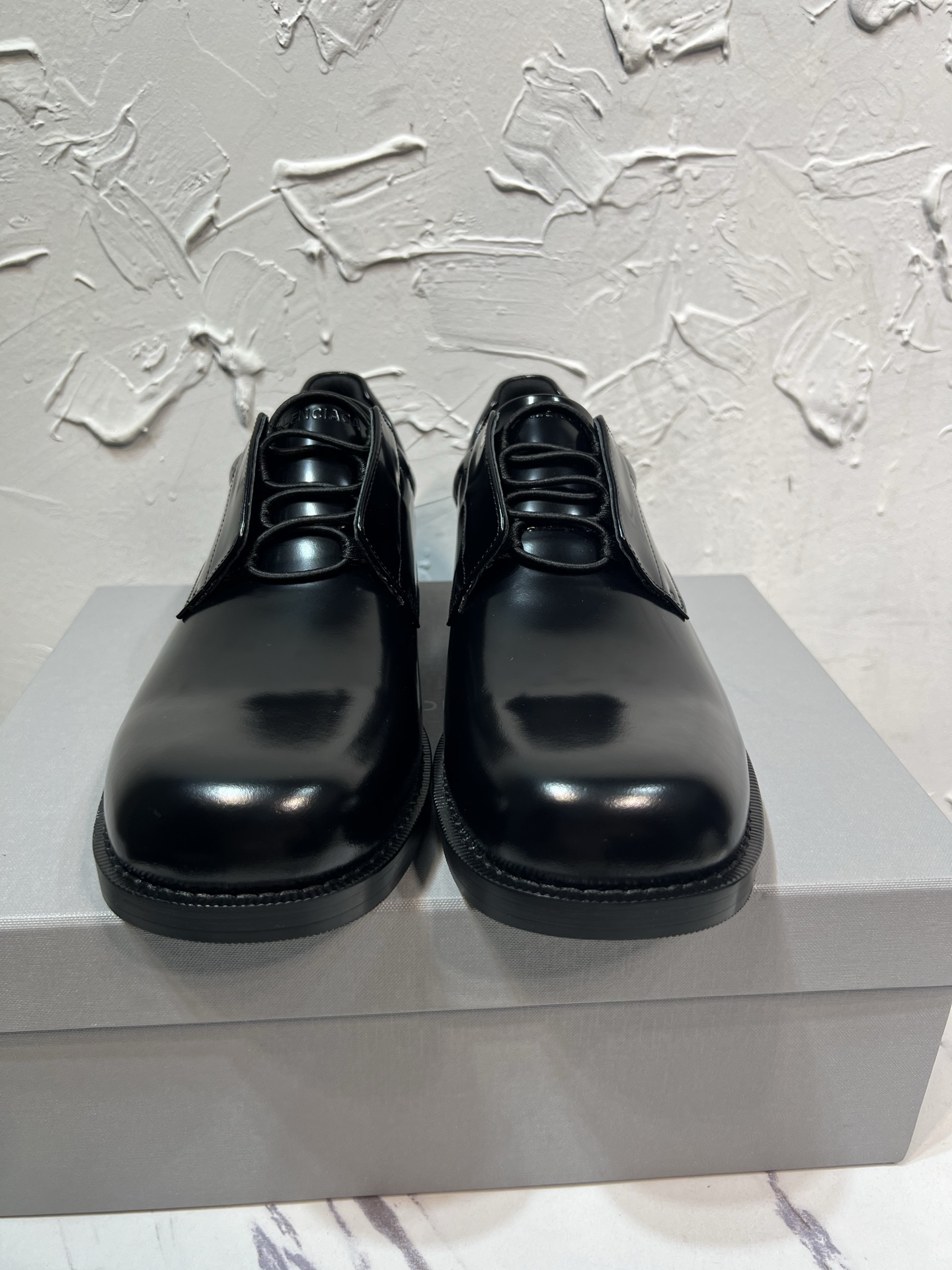 NO:955234,BALENCIAGA. Balenciaga's 2026 new product COMFY men's lace-up derby shoes, purchased from the original version and developed one-to-one, the outsole is molded one-to-one, the sole thickness is 4 cm, the beaded cowhide leather with open edges and the foot cowhide. Size 39-46, balenciaga, balenciaga, cowhide19860909BALENCIAGA.巴黎世家2026新品COMFY男士系带德比鞋,购入原版一比一开发,大底一比一开模,底厚4厘米,面开边珠牛皮垫脚牛皮.码数39-46,,balenciaga,balenciaga,cowhide,Men's shoes
