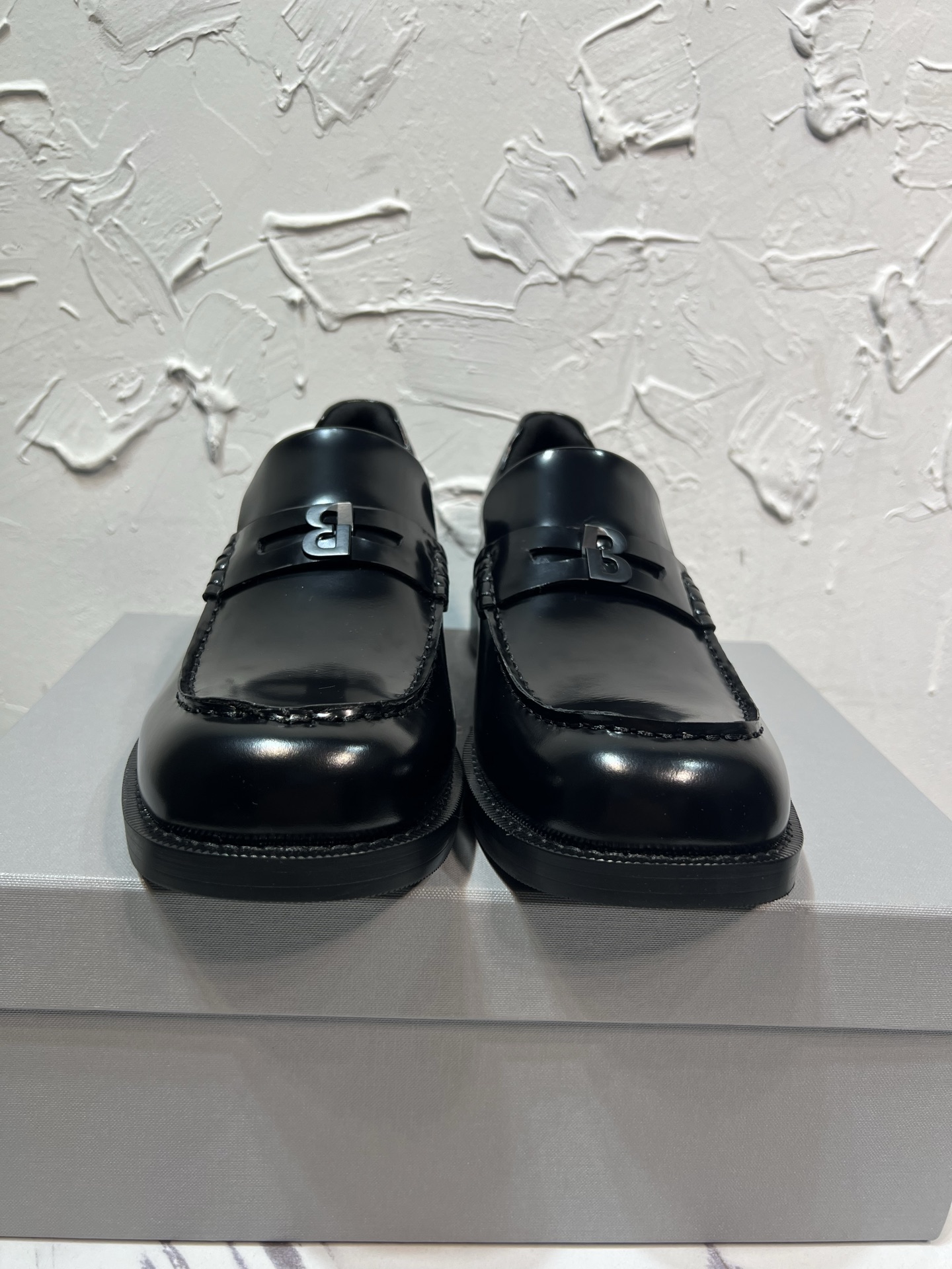NO:955244,BALENCIAGA. Balenciaga's 2026 new product COMFY men's Loafford shoes, purchased from the original version and developed one-to-one, the outsole is molded one-to-one, the sole thickness is 4 cm, the side is beaded and the feet are made of cowhide. Size 39-46, balenciaga, balenciaga, loafers, cowhide19860909BALENCIAGA.巴黎世家2026新品COMFY男士乐福德比鞋,购入原版一比一开发,大底一比一开模,底厚4厘米,面开边珠牛皮垫脚牛皮.码数39-46,,balenciaga,balenciaga,loafers,cowhide,Men's shoes