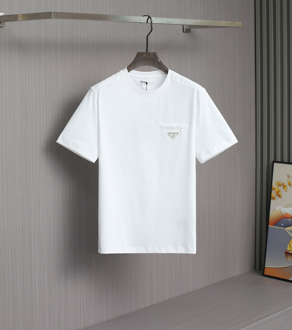    Prada25春夏新品液氨T恤             这款基础款T恤秉承品牌低调简约的理念，经典