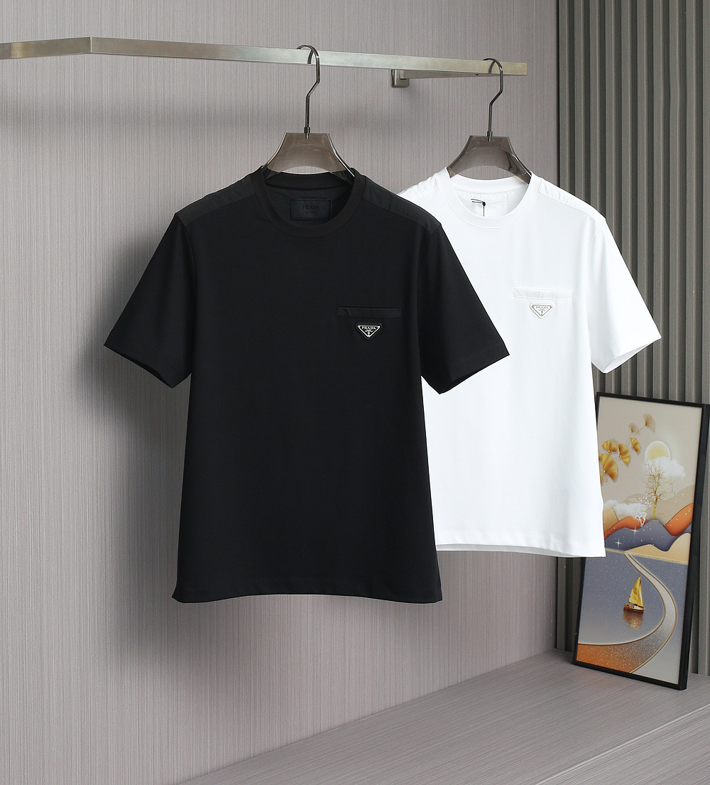    Prada25春夏新品液氨T恤             这款基础款T恤秉承品牌低调简约的理念，经典