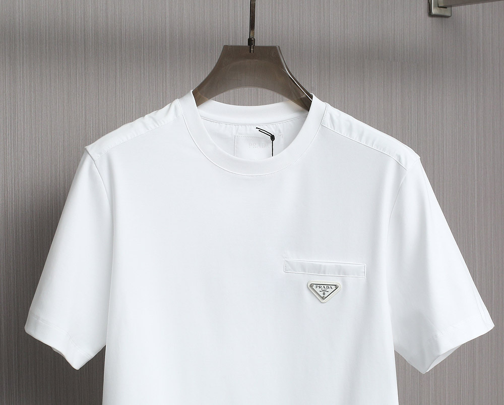    Prada25春夏新品液氨T恤             这款基础款T恤秉承品牌低调简约的理念，经典