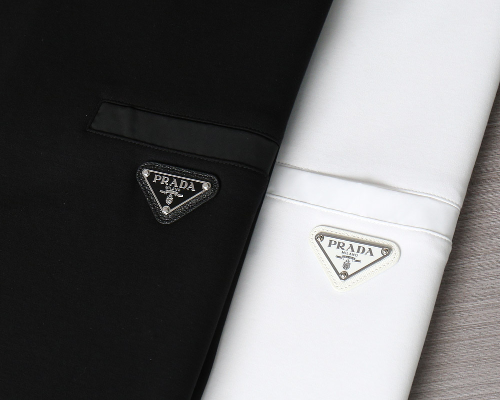    Prada25春夏新品液氨T恤             这款基础款T恤秉承品牌低调简约的理念，经典