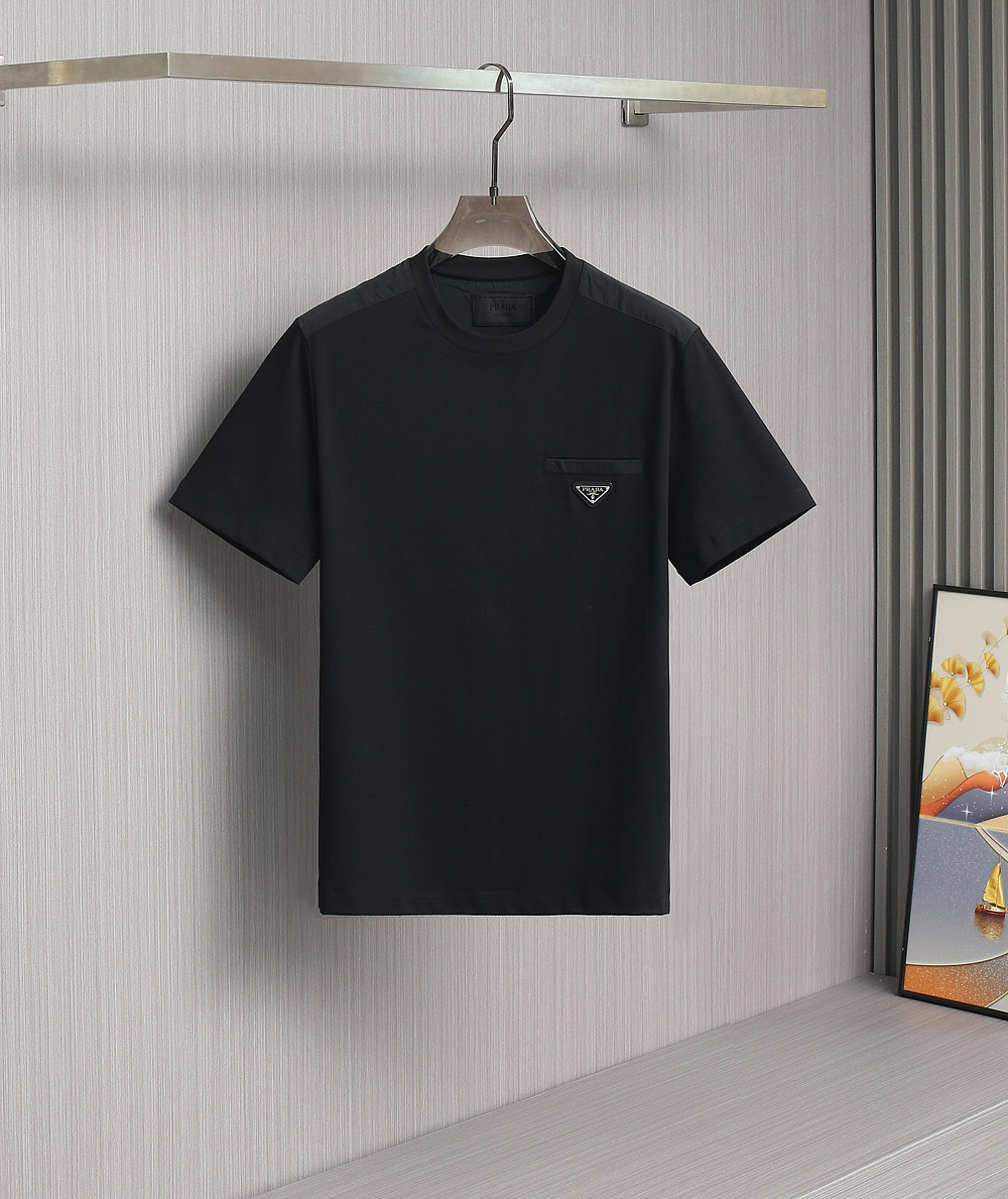    Prada25春夏新品液氨T恤             这款基础款T恤秉承品牌低调简约的理念，经典