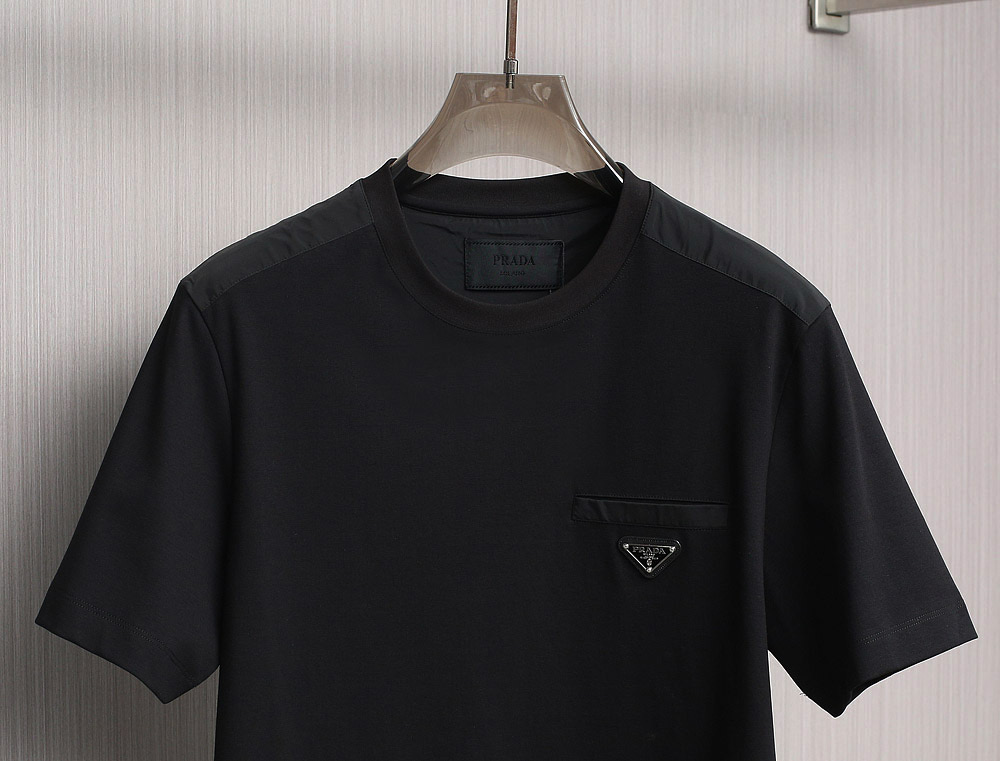    Prada25春夏新品液氨T恤             这款基础款T恤秉承品牌低调简约的理念，经典