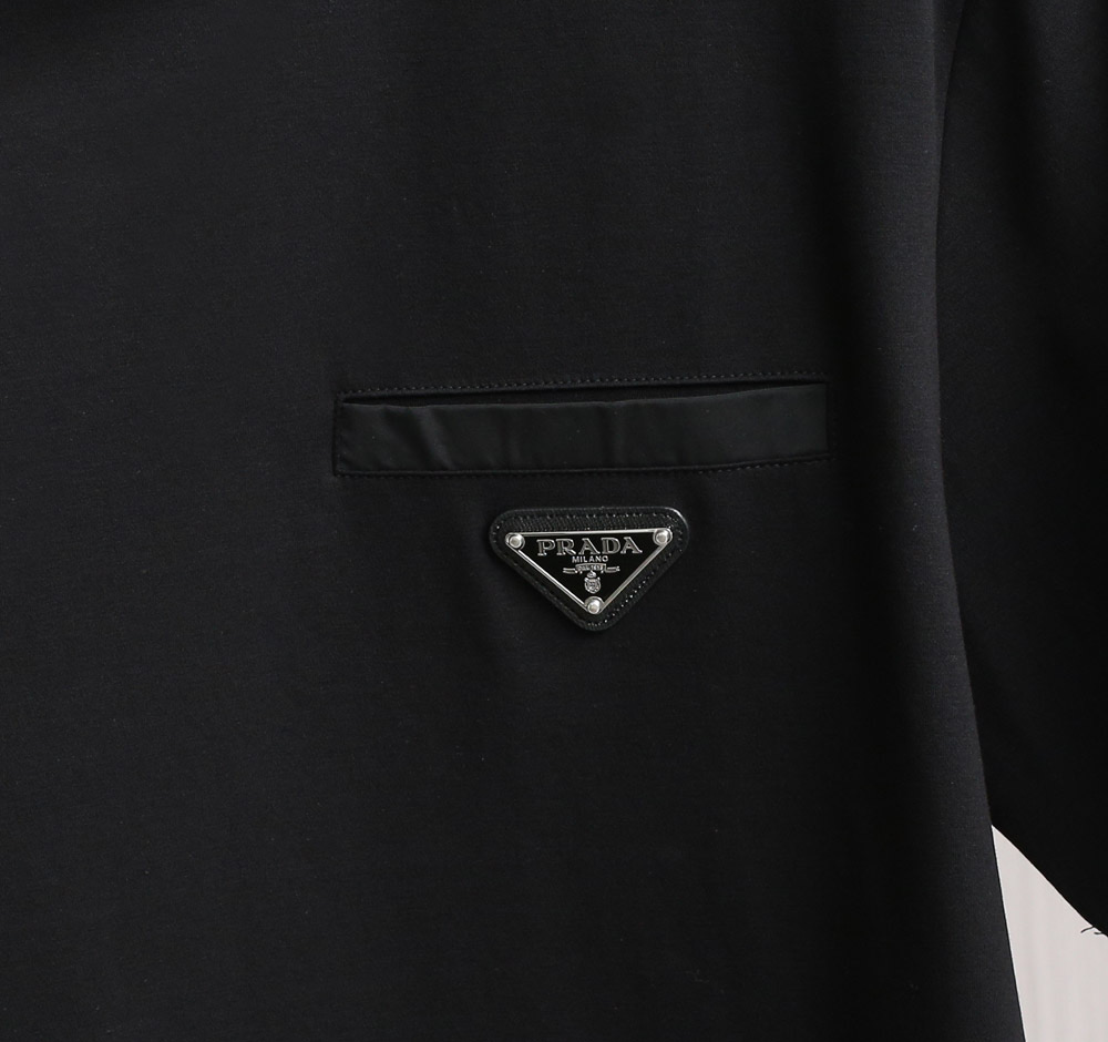    Prada25春夏新品液氨T恤             这款基础款T恤秉承品牌低调简约的理念，经典