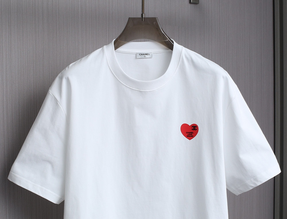   小香家红色桃心♥️时尚圆领T。高克重纯棉T。经典黑白两色。S-XL。前胸红色贴布印logo，时尚简约
