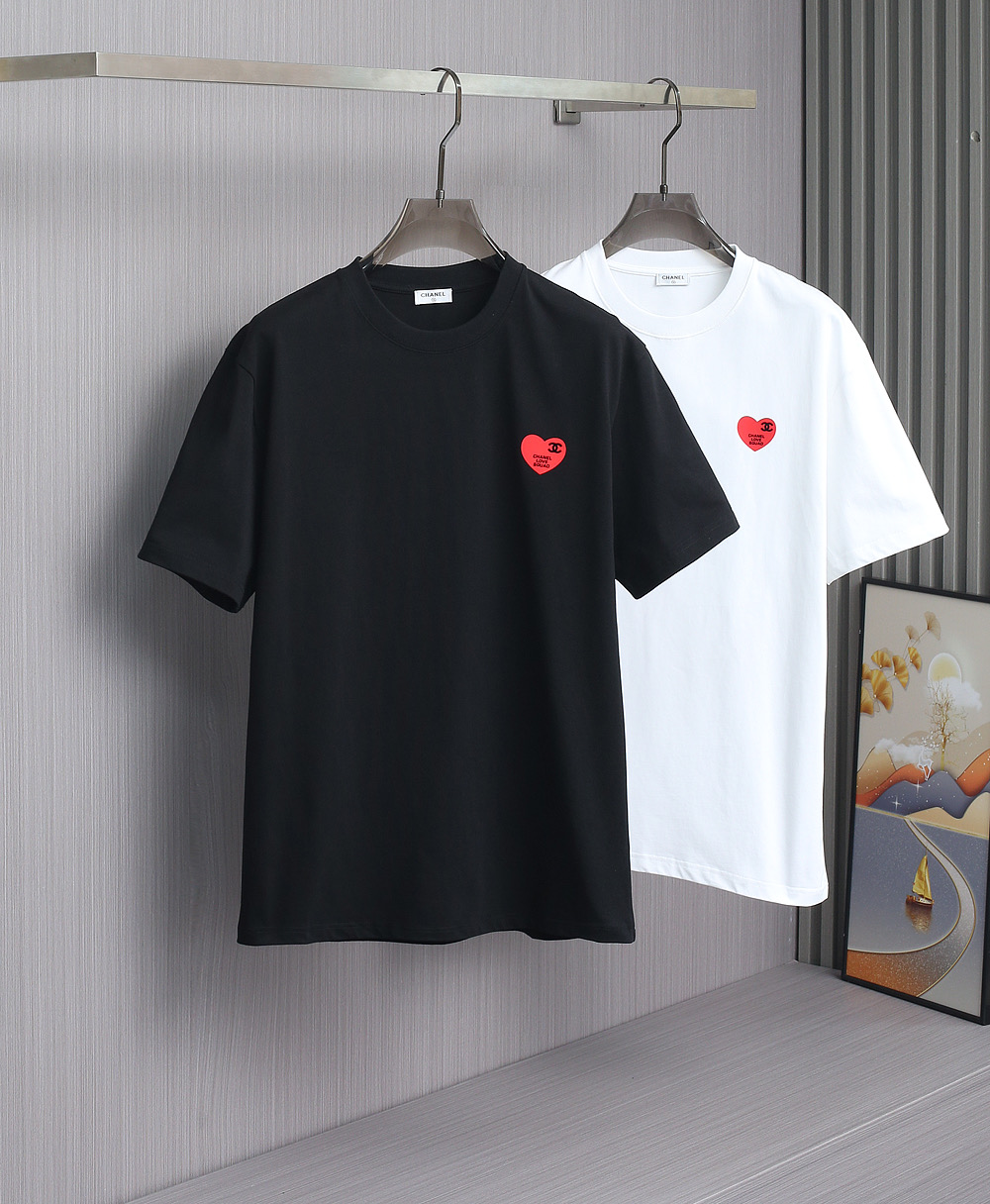   小香家红色桃心♥️时尚圆领T。高克重纯棉T。经典黑白两色。S-XL。前胸红色贴布印logo，时尚简约