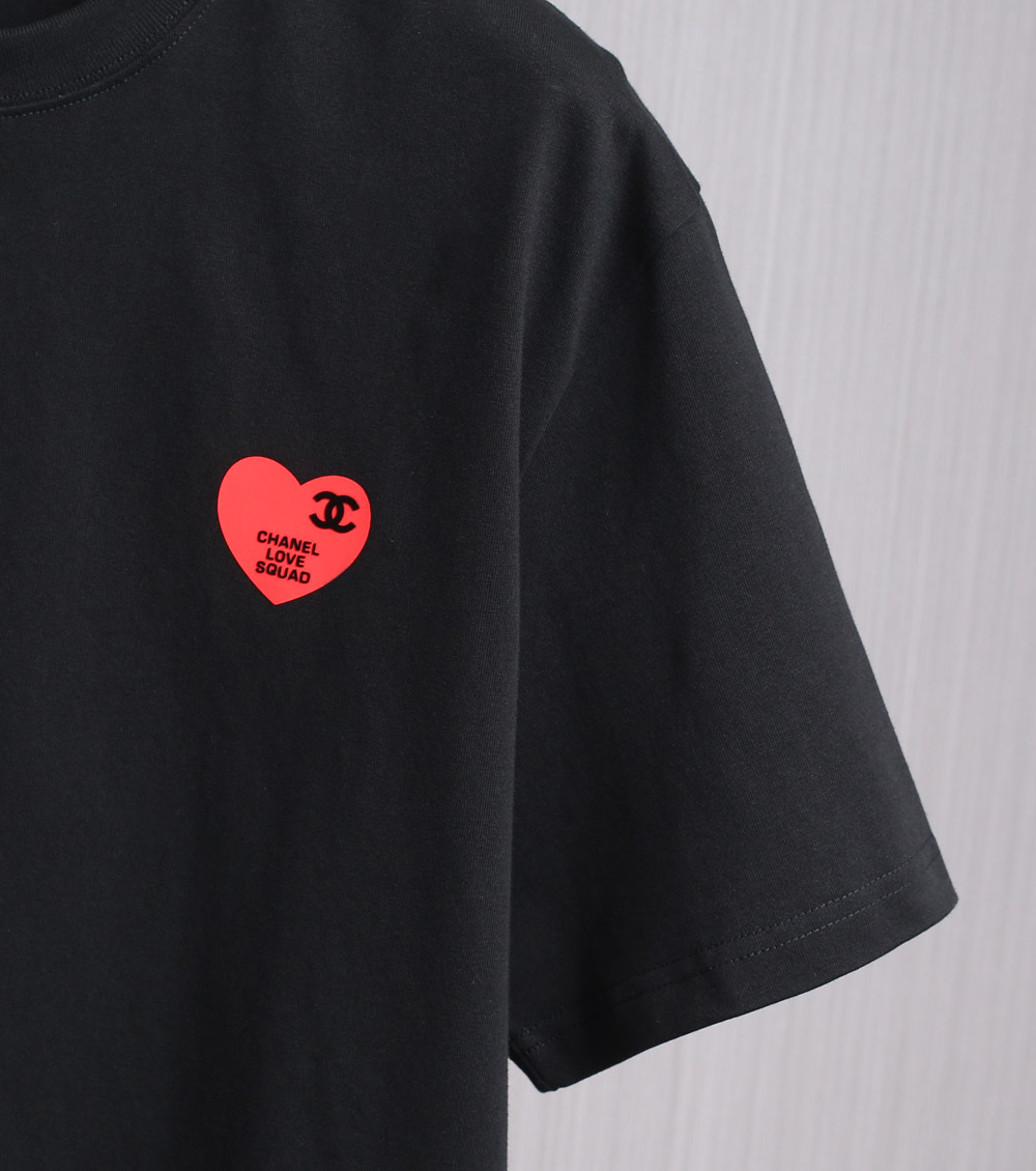   小香家红色桃心♥️时尚圆领T。高克重纯棉T。经典黑白两色。S-XL。前胸红色贴布印logo，时尚简约