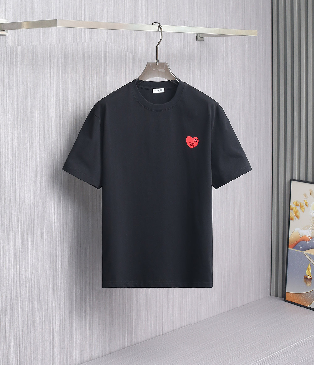   小香家红色桃心♥️时尚圆领T。高克重纯棉T。经典黑白两色。S-XL。前胸红色贴布印logo，时尚简约
