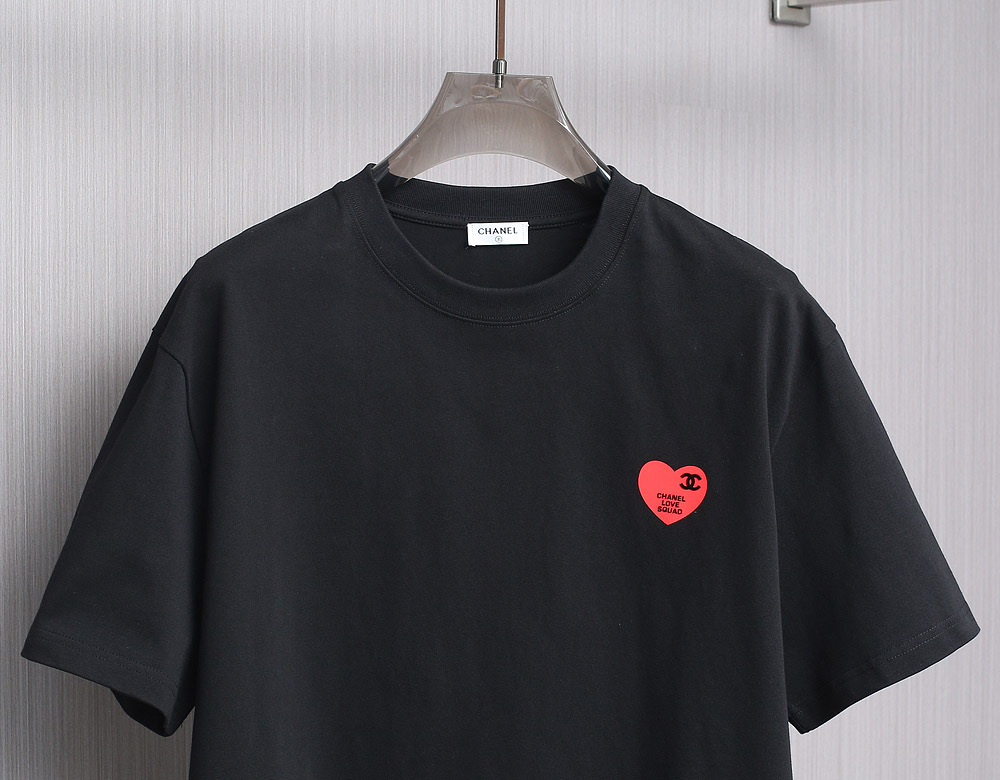   小香家红色桃心♥️时尚圆领T。高克重纯棉T。经典黑白两色。S-XL。前胸红色贴布印logo，时尚简约