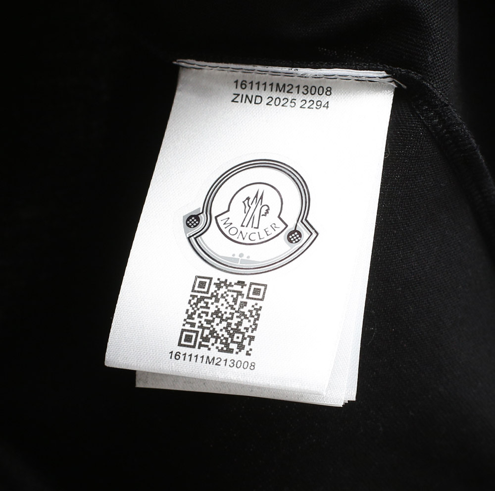   MON家2025ss早春新款圆领短T
    MONCLER短袖选用新疆长绒棉面料，无论是柔软亲肤的