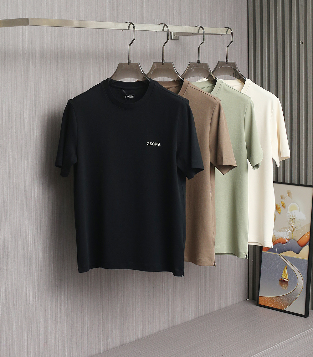   zegna 25SS春夏新款短袖
   ZEGNA春夏必备的珠地圆领，整体在设计基调方面继续沿袭了E