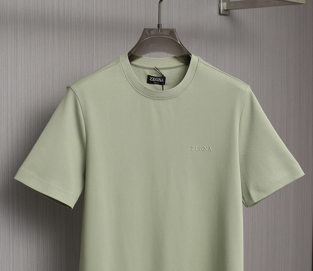   zegna 25SS春夏新款短袖
   ZEGNA春夏必备的珠地圆领，整体在设计基调方面继续沿袭了E