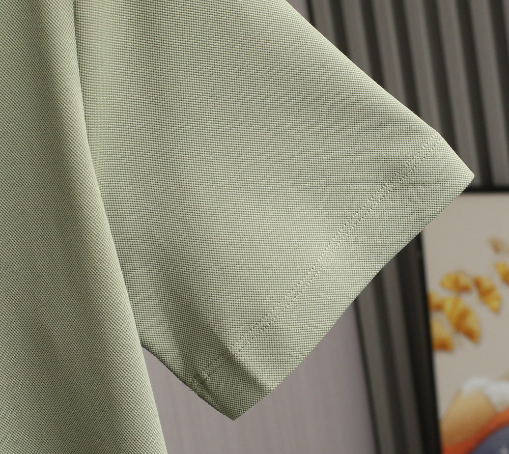   zegna 25SS春夏新款短袖
   ZEGNA春夏必备的珠地圆领，整体在设计基调方面继续沿袭了E