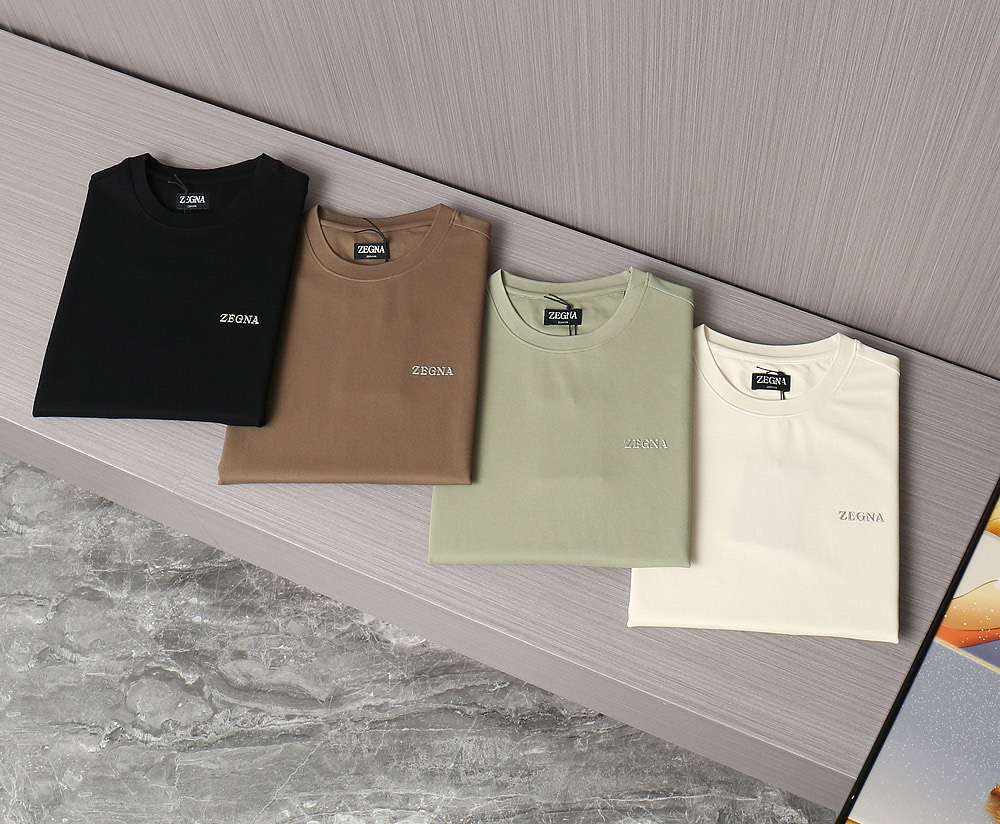   zegna 25SS春夏新款短袖
   ZEGNA春夏必备的珠地圆领，整体在设计基调方面继续沿袭了E