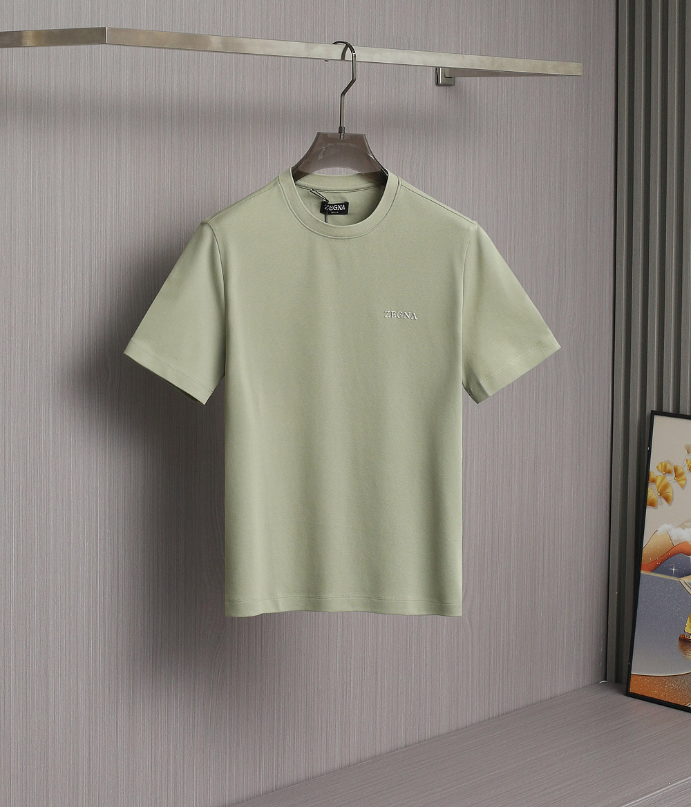   zegna 25SS春夏新款短袖
   ZEGNA春夏必备的珠地圆领，整体在设计基调方面继续沿袭了E