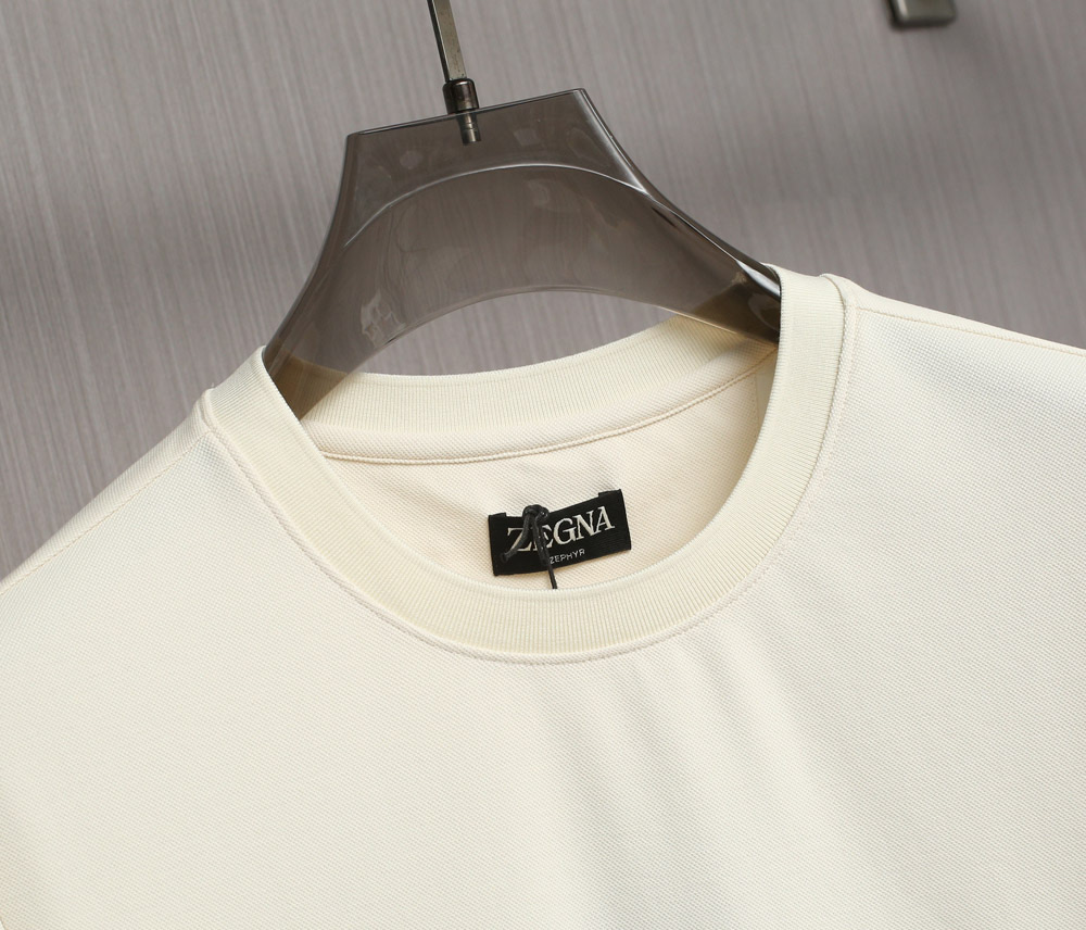   zegna 25SS春夏新款短袖
   ZEGNA春夏必备的珠地圆领，整体在设计基调方面继续沿袭了E