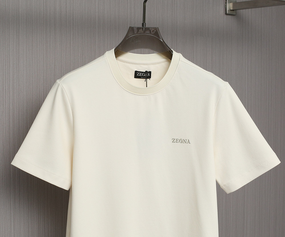   zegna 25SS春夏新款短袖
   ZEGNA春夏必备的珠地圆领，整体在设计基调方面继续沿袭了E