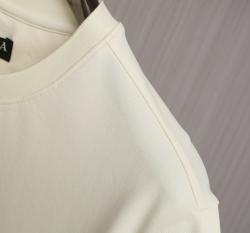   zegna 25SS春夏新款短袖
   ZEGNA春夏必备的珠地圆领，整体在设计基调方面继续沿袭了E