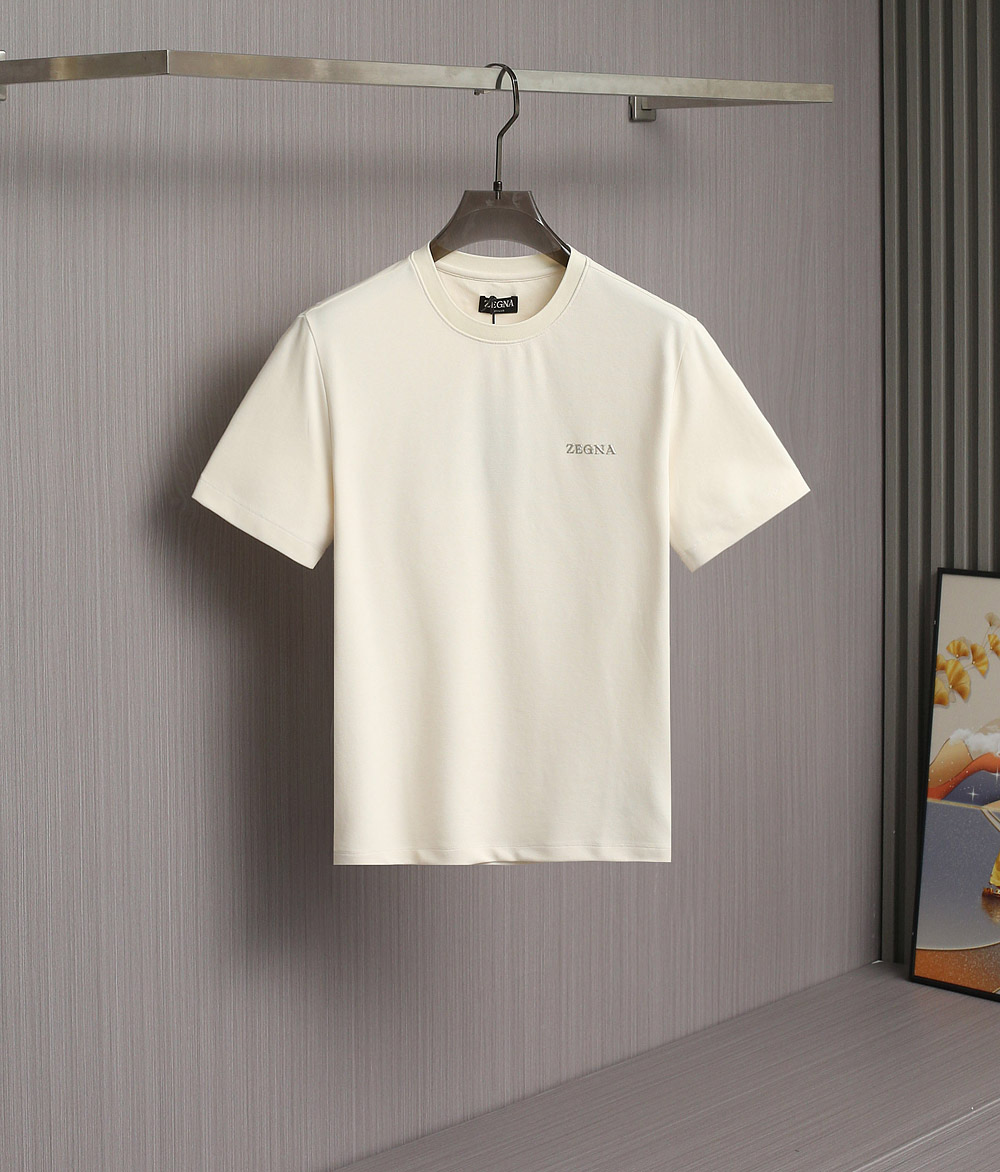   zegna 25SS春夏新款短袖
   ZEGNA春夏必备的珠地圆领，整体在设计基调方面继续沿袭了E