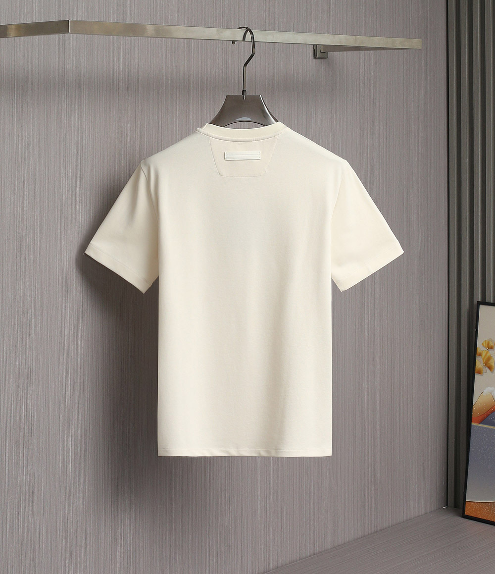   zegna 25SS春夏新款短袖
   ZEGNA春夏必备的珠地圆领，整体在设计基调方面继续沿袭了E