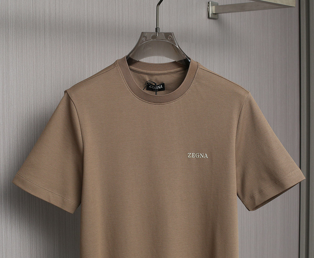   zegna 25SS春夏新款短袖
   ZEGNA春夏必备的珠地圆领，整体在设计基调方面继续沿袭了E