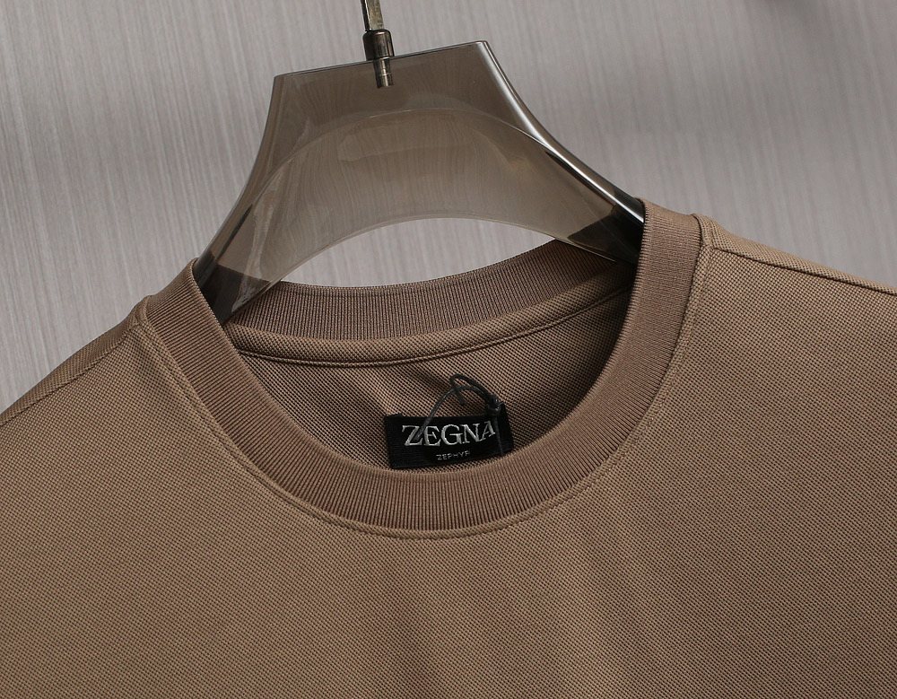   zegna 25SS春夏新款短袖
   ZEGNA春夏必备的珠地圆领，整体在设计基调方面继续沿袭了E