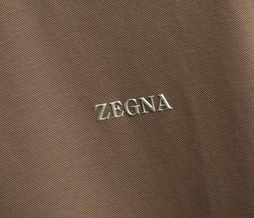   zegna 25SS春夏新款短袖
   ZEGNA春夏必备的珠地圆领，整体在设计基调方面继续沿袭了E