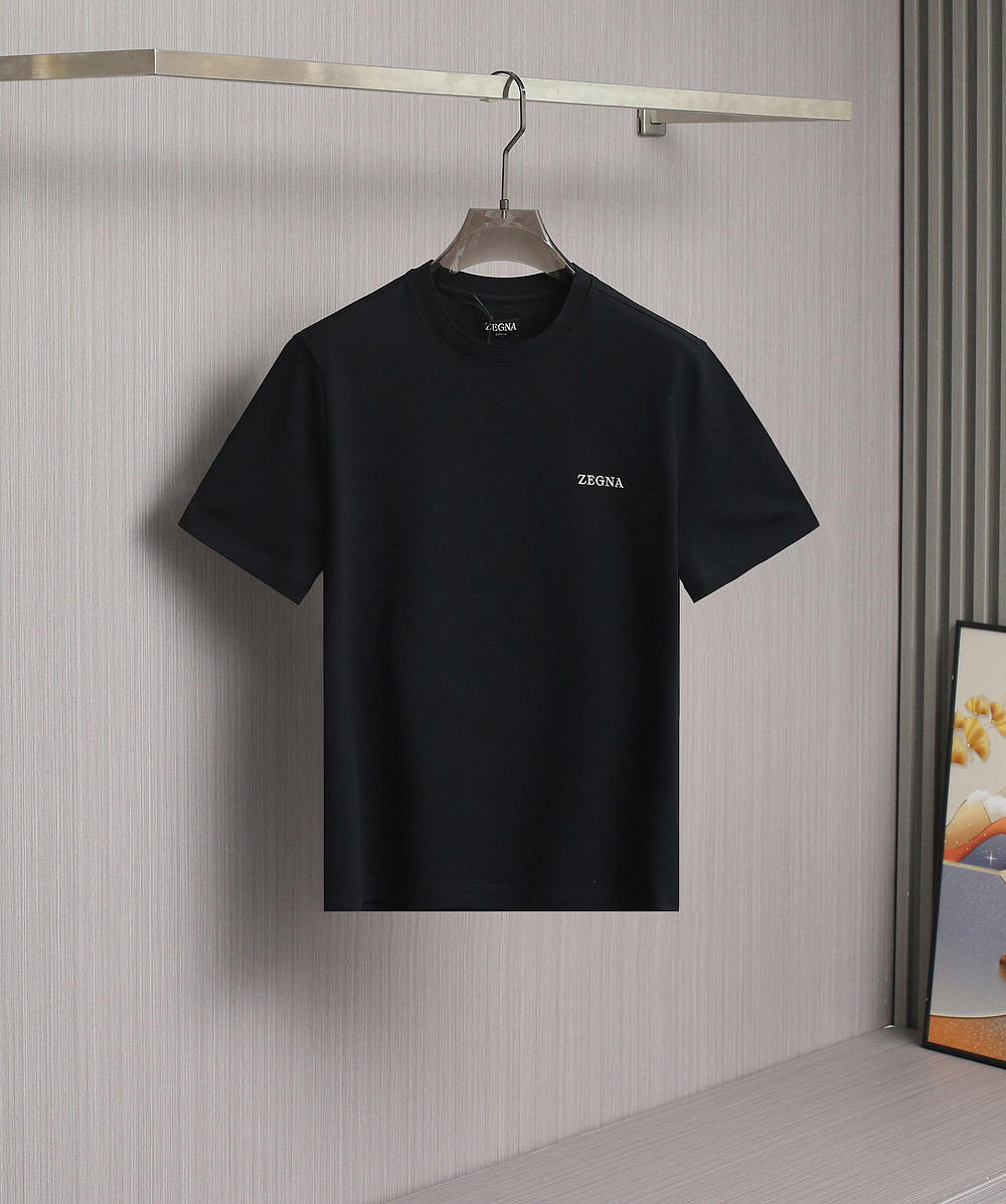   zegna 25SS春夏新款短袖
   ZEGNA春夏必备的珠地圆领，整体在设计基调方面继续沿袭了E